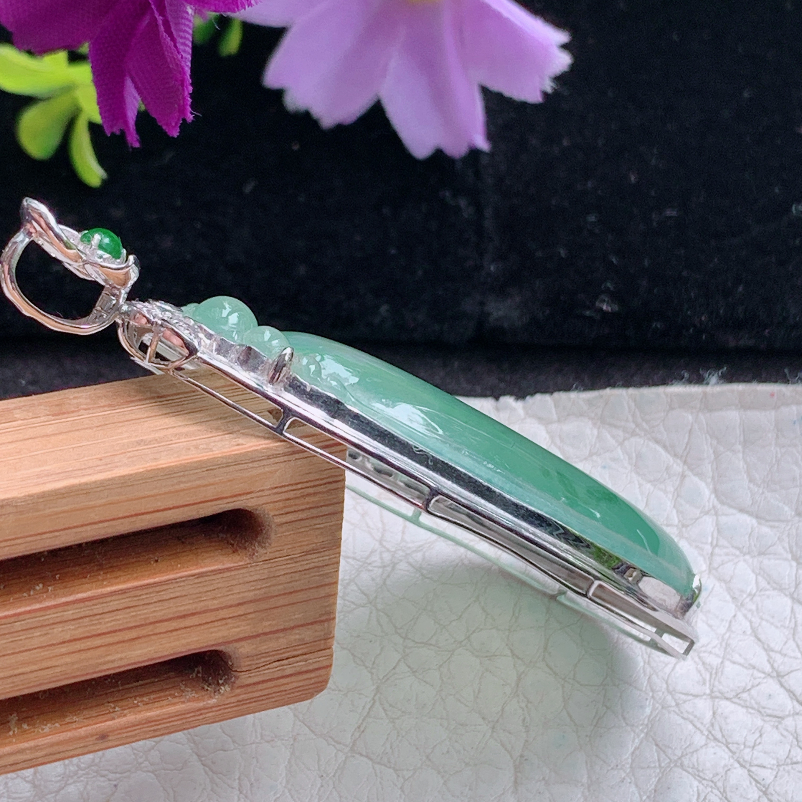 zz3实拍连金60*28.3*8.2缅甸翡翠冰种晴水大如意吊坠 豪华镶金事事如意毛衣坠，玉石约45.3*26.5*5