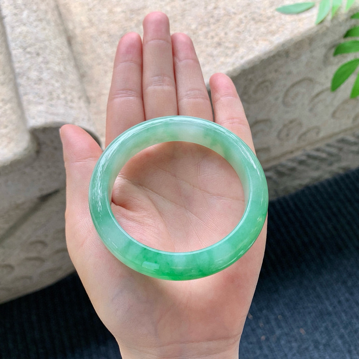 正圈53 54
【圈口】54/12.5/8.3
【描述】冰糯辣绿，水润，种老，细腻，无纹裂！