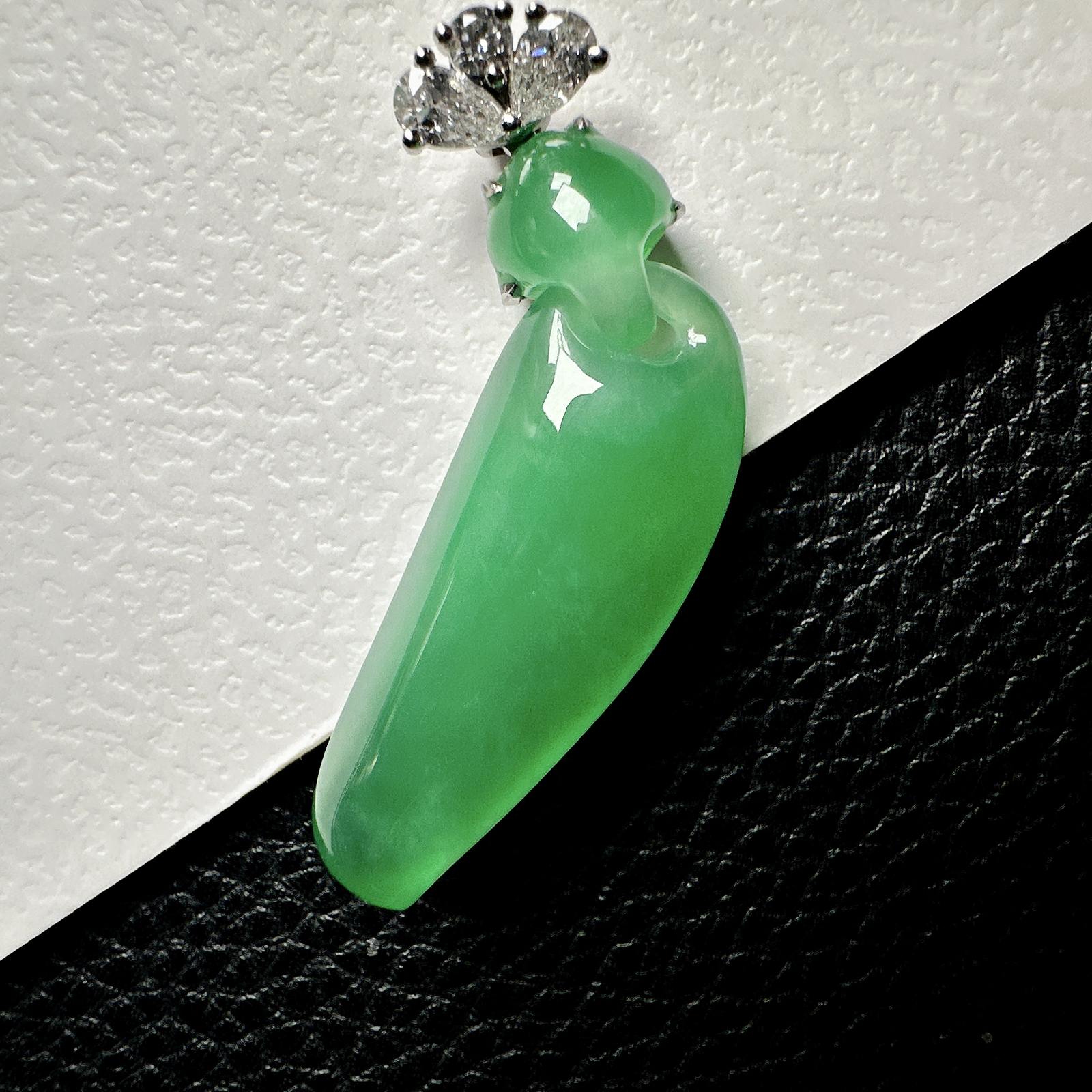 【冰种满绿福瓜吊坠】种水上乘，晶莹剔透，纯净通透，18k金钻精美镶嵌，裸石尺寸34*11*6.6毫米