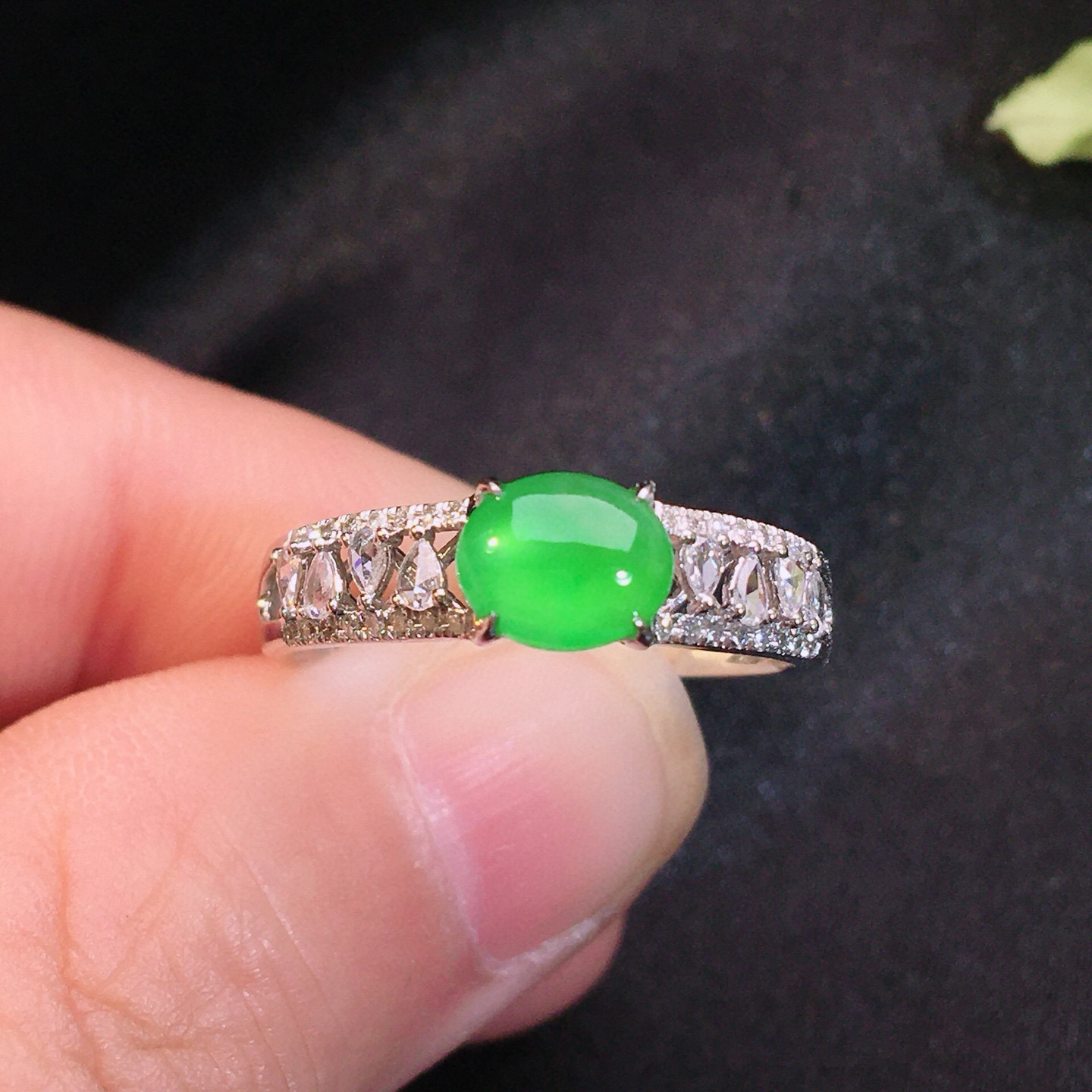 18k金镶嵌缅甸满绿翡翠蛋面戒指