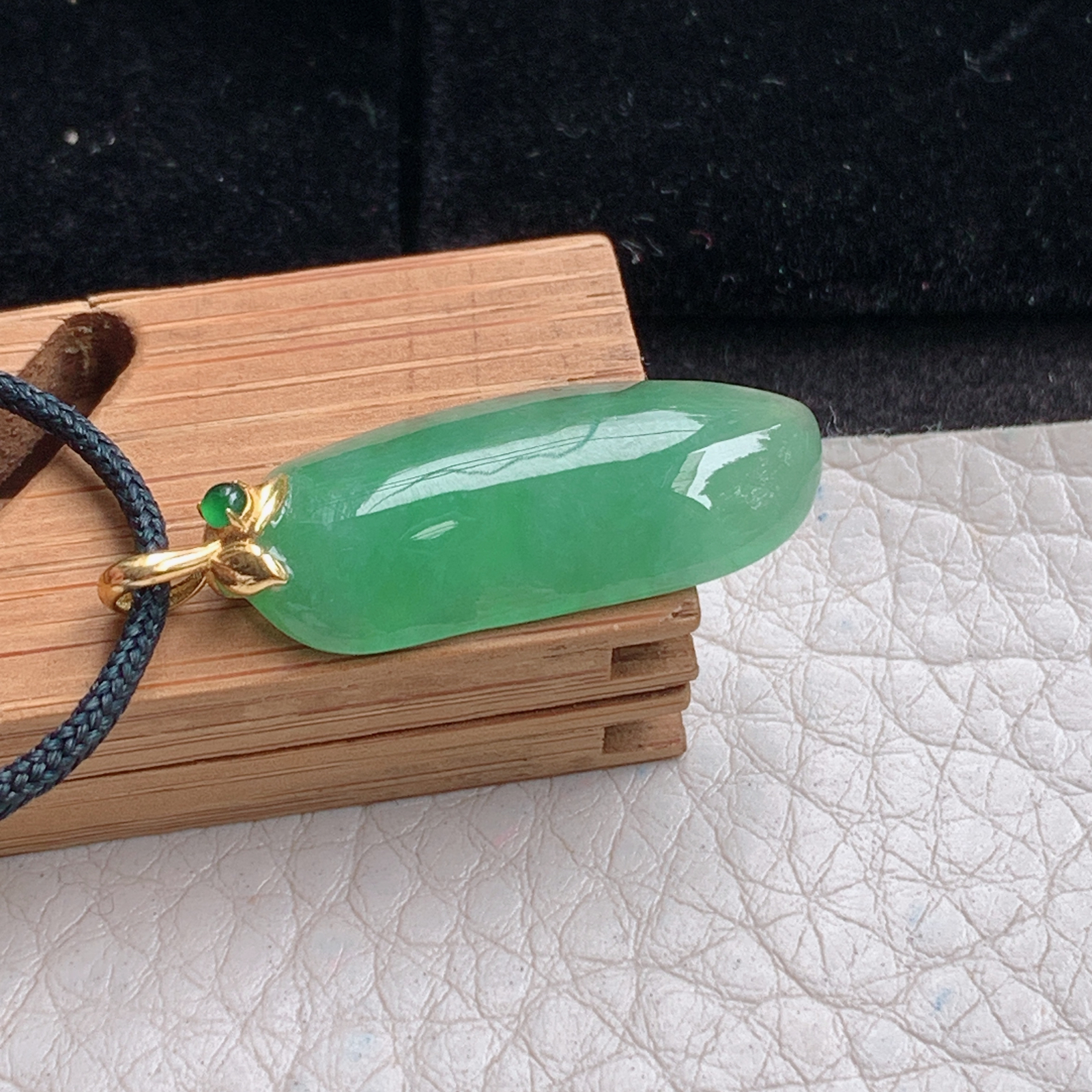 zz3实拍28*11.3*4.3缅甸翡翠满绿精美小福瓜小吊坠 镶金锁骨坠