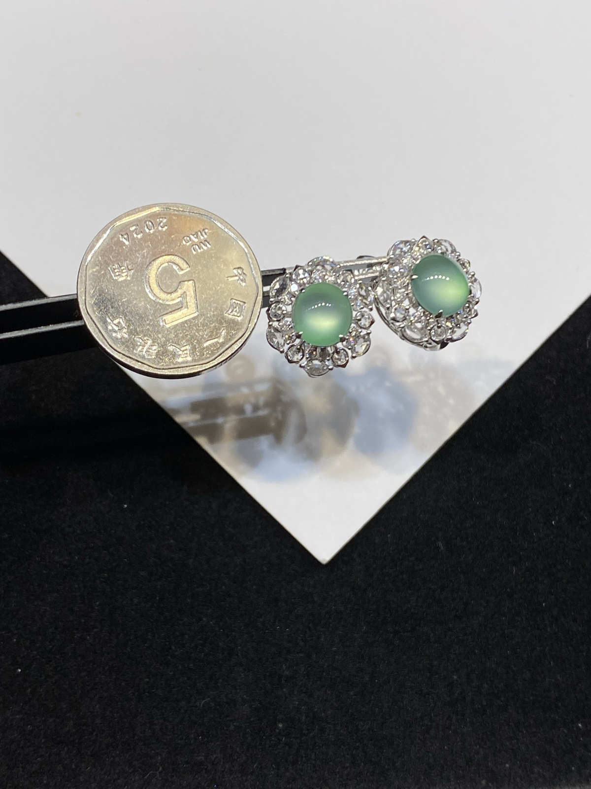 高冰 晴底 起光 蛋面 耳包 耳扣 18k

整体尺寸13.3-12.8-8.3