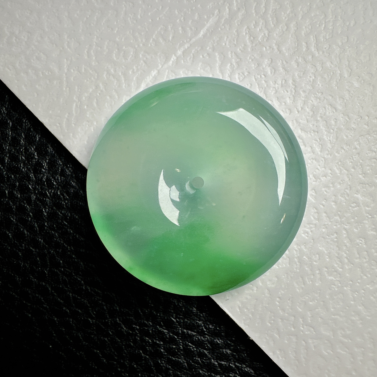 【冰种飘阳绿平安扣】质地细腻，品质很好，冰感十足，胶感明显，收藏品质。