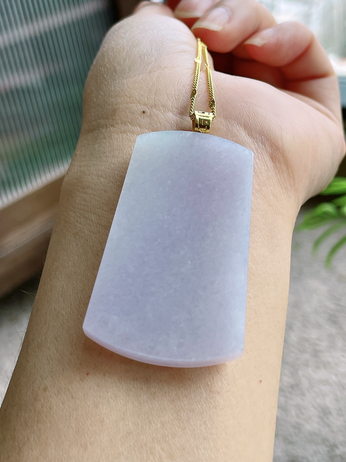 【镶嵌】冰紫底无事牌吊坠  
【说明】缅料 18k金镶嵌 性价比高  
【整体】59.5
【裸石】52.1-31.7-5.5