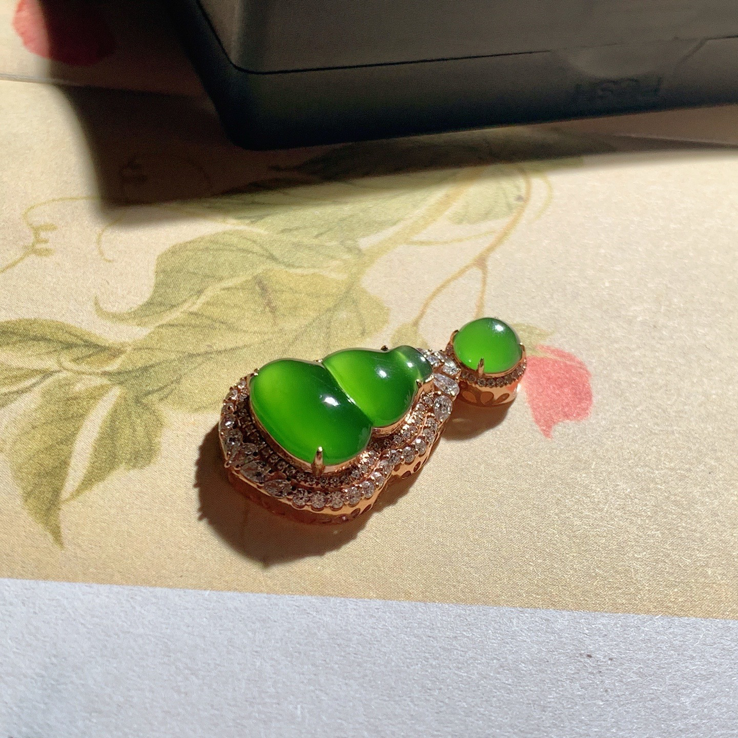 和田玉阳绿俄罗斯碧玉18k金猫眼葫芦挂件！尺寸31/16/8重3.5克 玉质细腻油润 底色纯净 脂粉