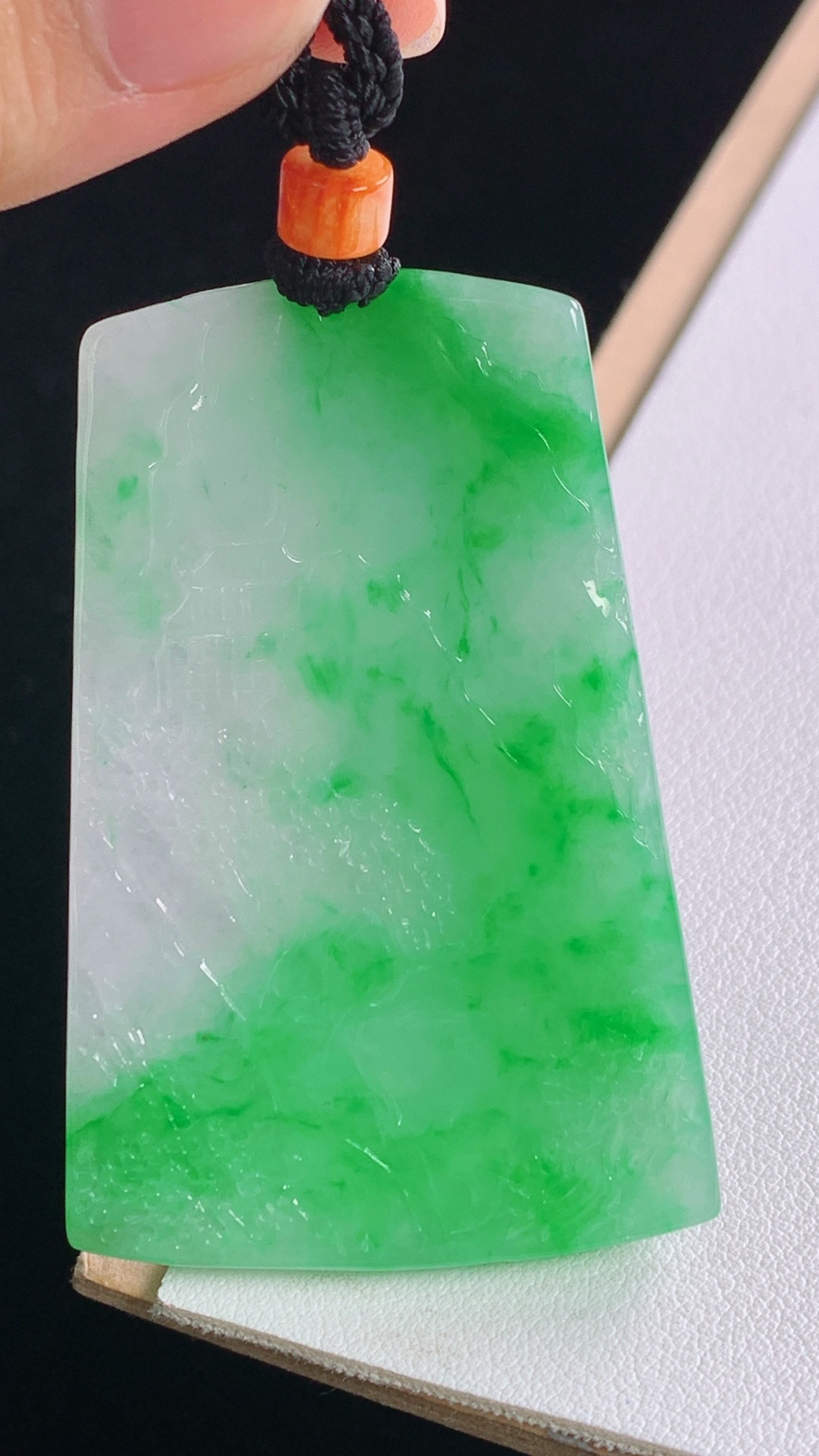 阳绿山水牌
色泽艳丽，雕工精湛，
尺寸:61.5-54.7-36.4-5.2mm