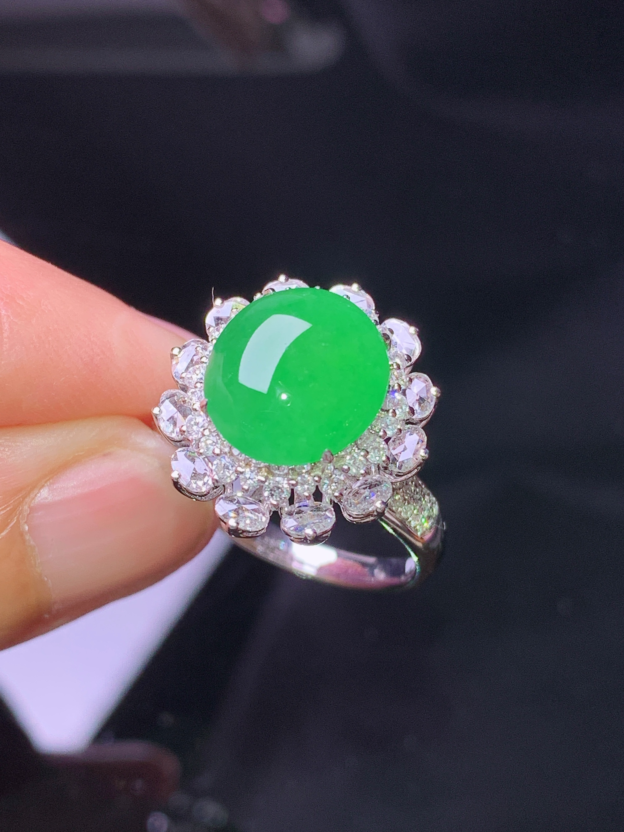 18k金钻镶嵌翠绿蛋面戒指 玉质细腻 色泽艳丽清新 水润亮眼 圈口14 整体尺寸17.2*16*11.8k1