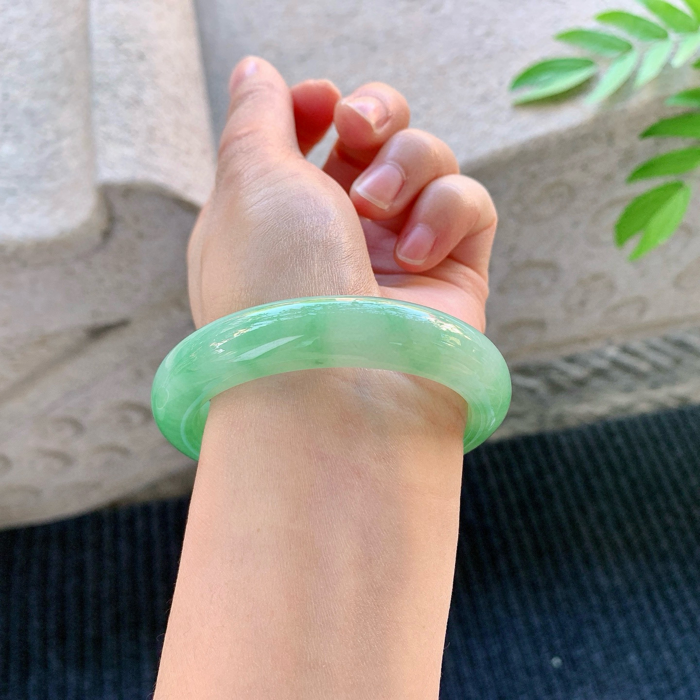 正圈53 54
【圈口】54.7/12.2/8.4
【描述】飘辣绿，水润，种老，细腻，无纹裂！