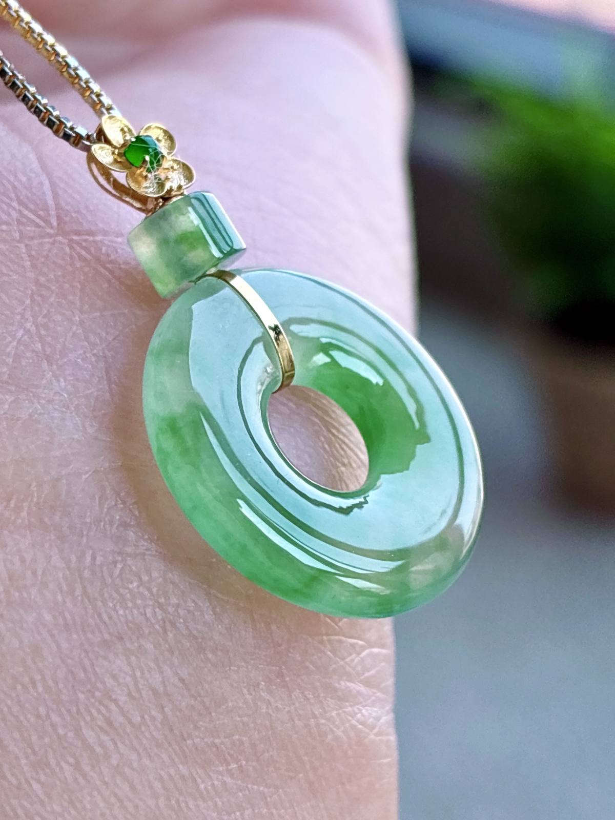 【镶嵌】🫧冰飘绿花甜甜圈吊坠  
【说明】缅料 18k金镶嵌 性价比高 飘花
【整体】27
【裸石】18-3.2