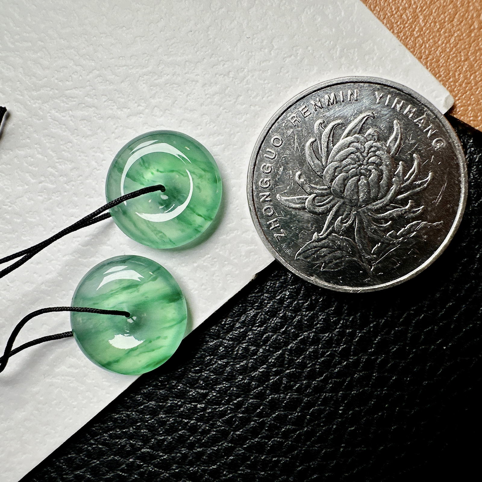 【冰种飘绿平安扣一对】近玻璃种，质地细腻，难得的冰润度，难得的好颜色