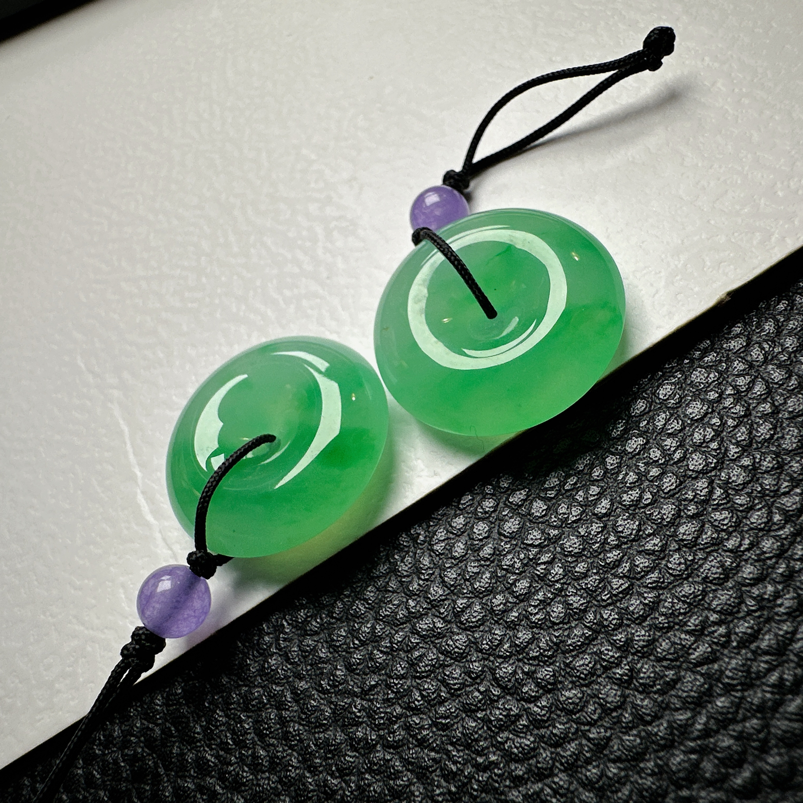 【冰种阳绿平安扣一对】质地非常细腻干净，冰润十足，种老冰透，收藏品质