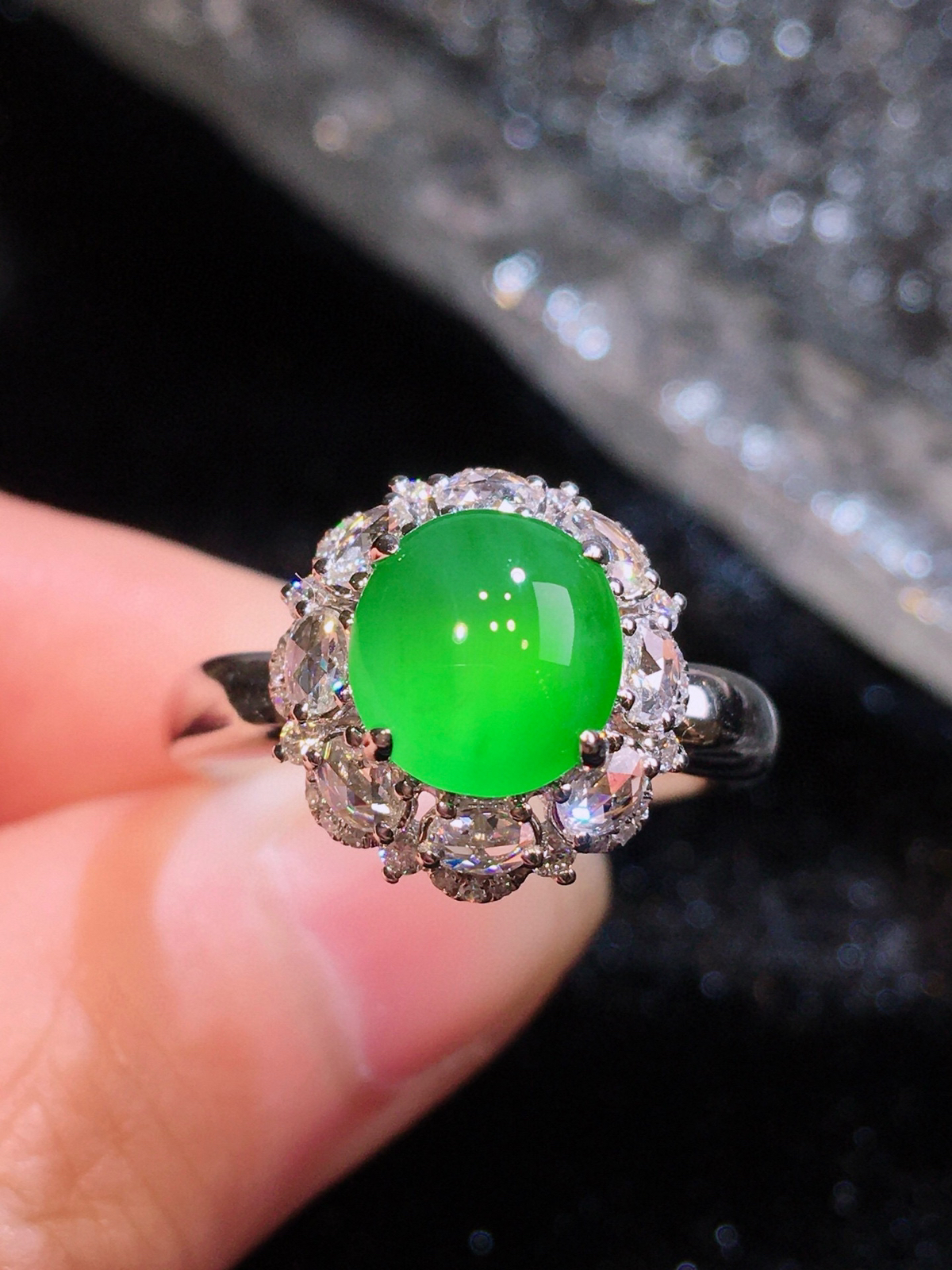 缅甸满绿翡翠蛋面戒指
18K重金豪华镶嵌