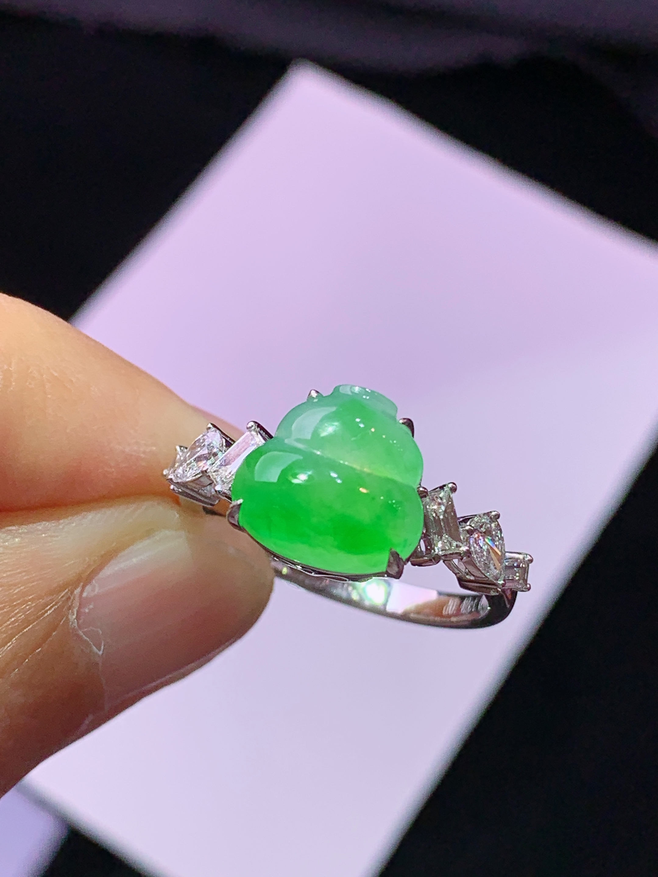 18k金钻镶嵌翠绿葫芦戒指 玉质细腻 色泽艳丽清新 水润亮眼 圈口14 裸石尺寸9.5*10*4m5