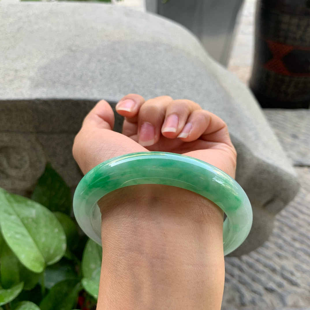 大圈口63.4-12.4-10.5     阳绿正圈手镯 无纹裂