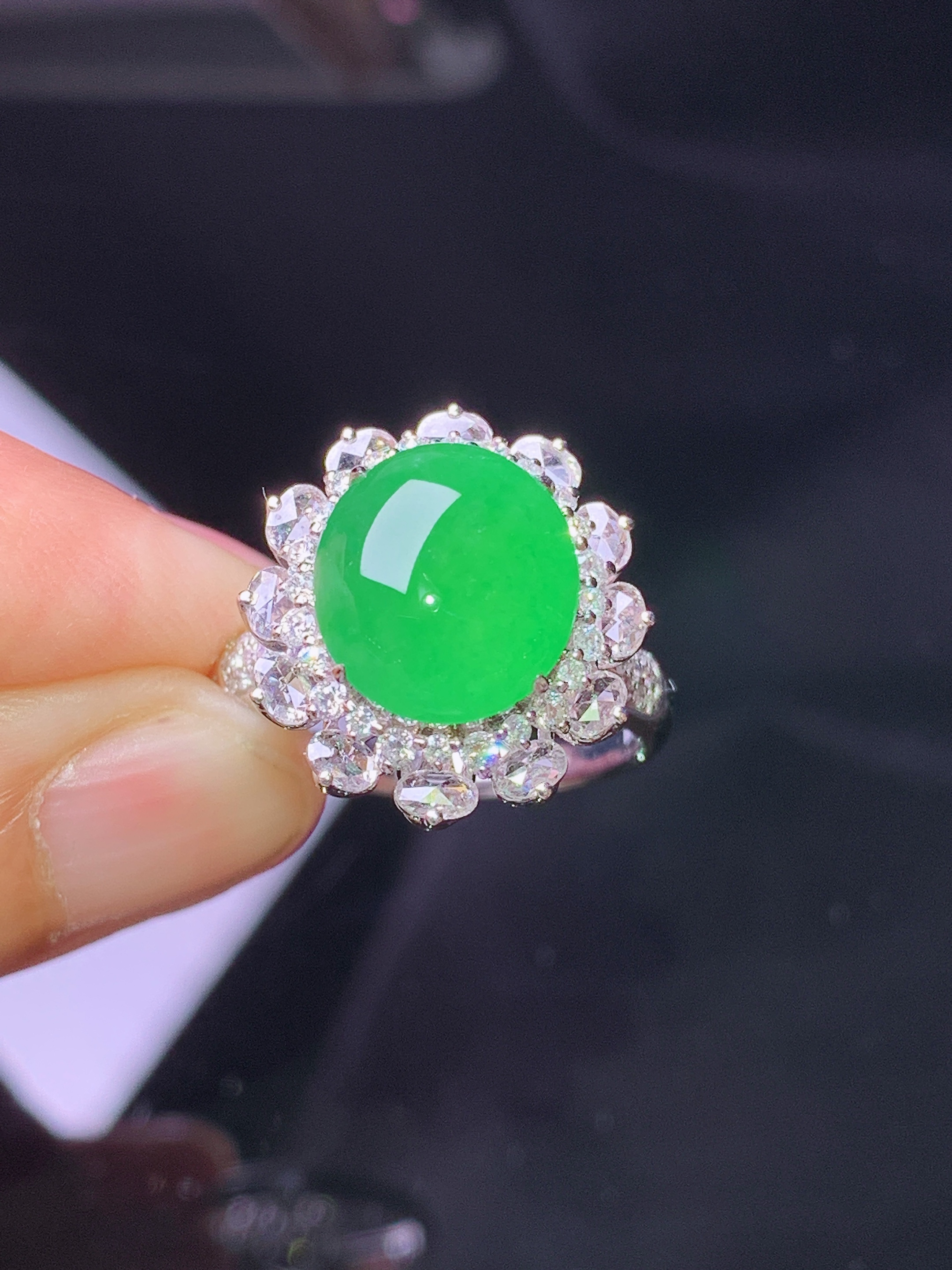 18k金钻镶嵌翠绿蛋面戒指 玉质细腻 色泽艳丽清新 水润亮眼 圈口14 整体尺寸17.2*16*11