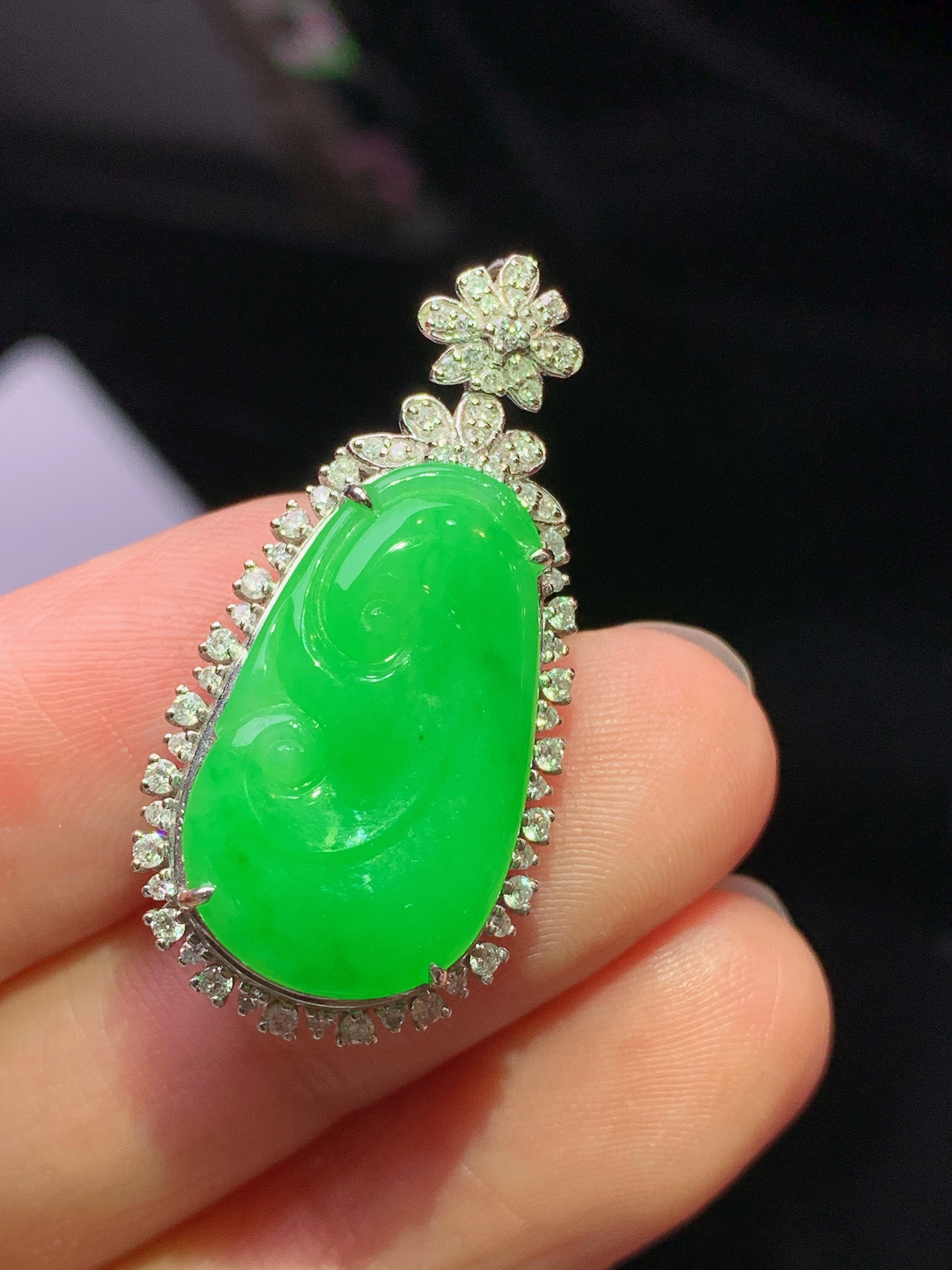 18k金钻镶嵌翠绿如意吊坠 玉质细腻 色泽艳丽清新 水润亮眼 整体尺寸31.8*15.8*9k1