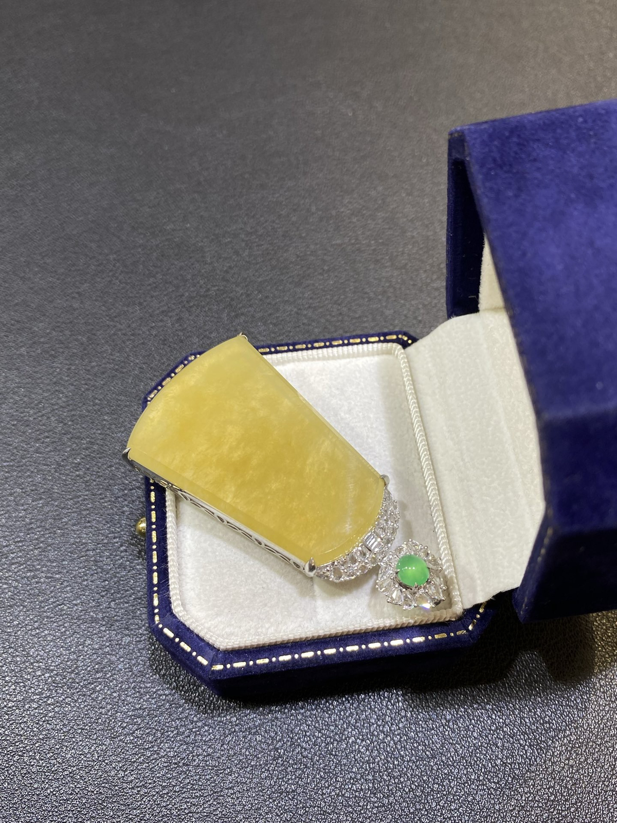 18Ｋ冰黄翡夏天柠檬黄无事牌吊坠

整体59.4/31.6/12.4
裸石43.8/31.6/3.