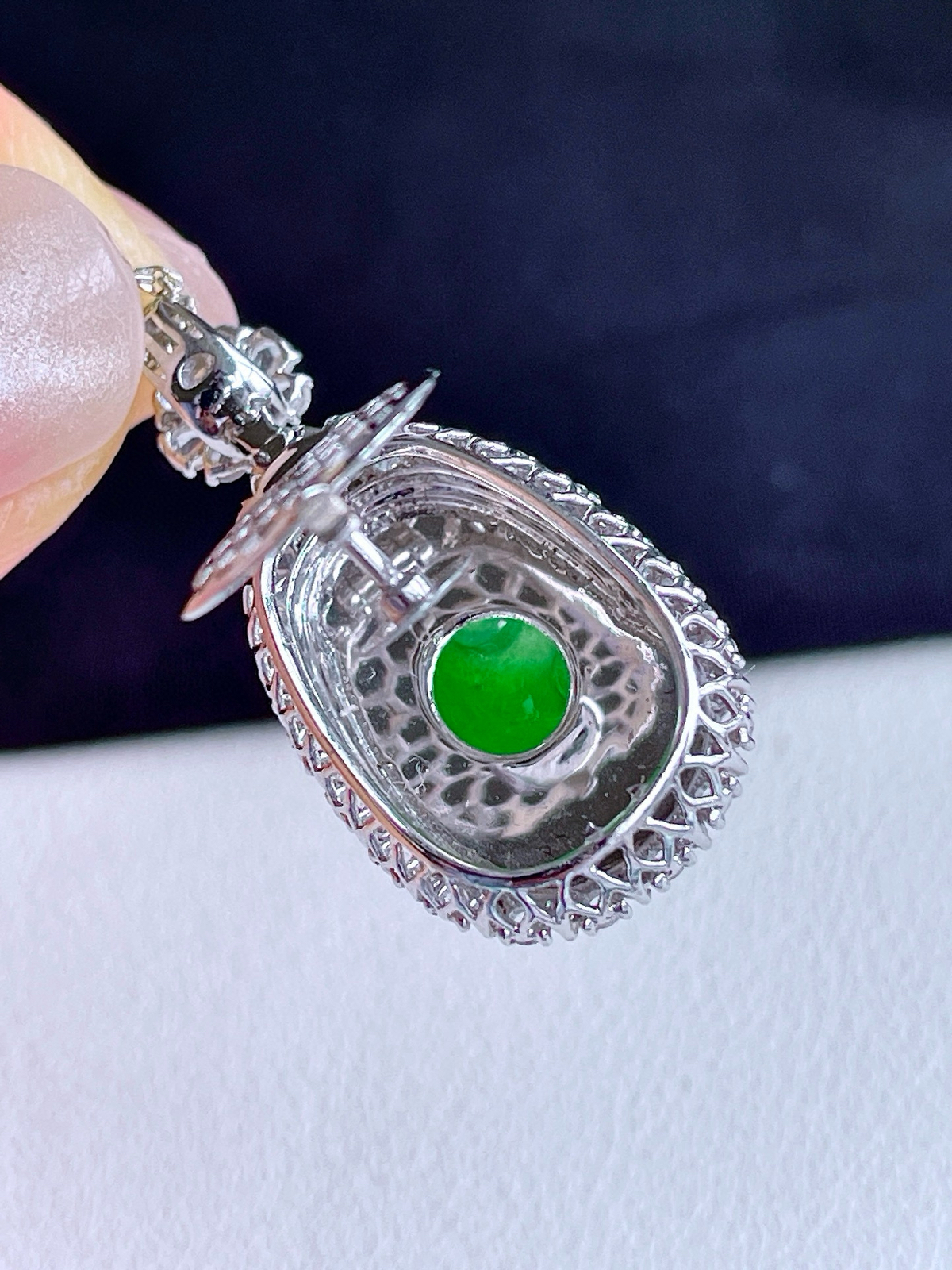 【镶嵌】高冰阳绿如意吊坠  
【说明】缅料 18k金镶嵌 性价比高  
【整体】31.3-15.8-9.7
【裸石】18.2-12-3.4