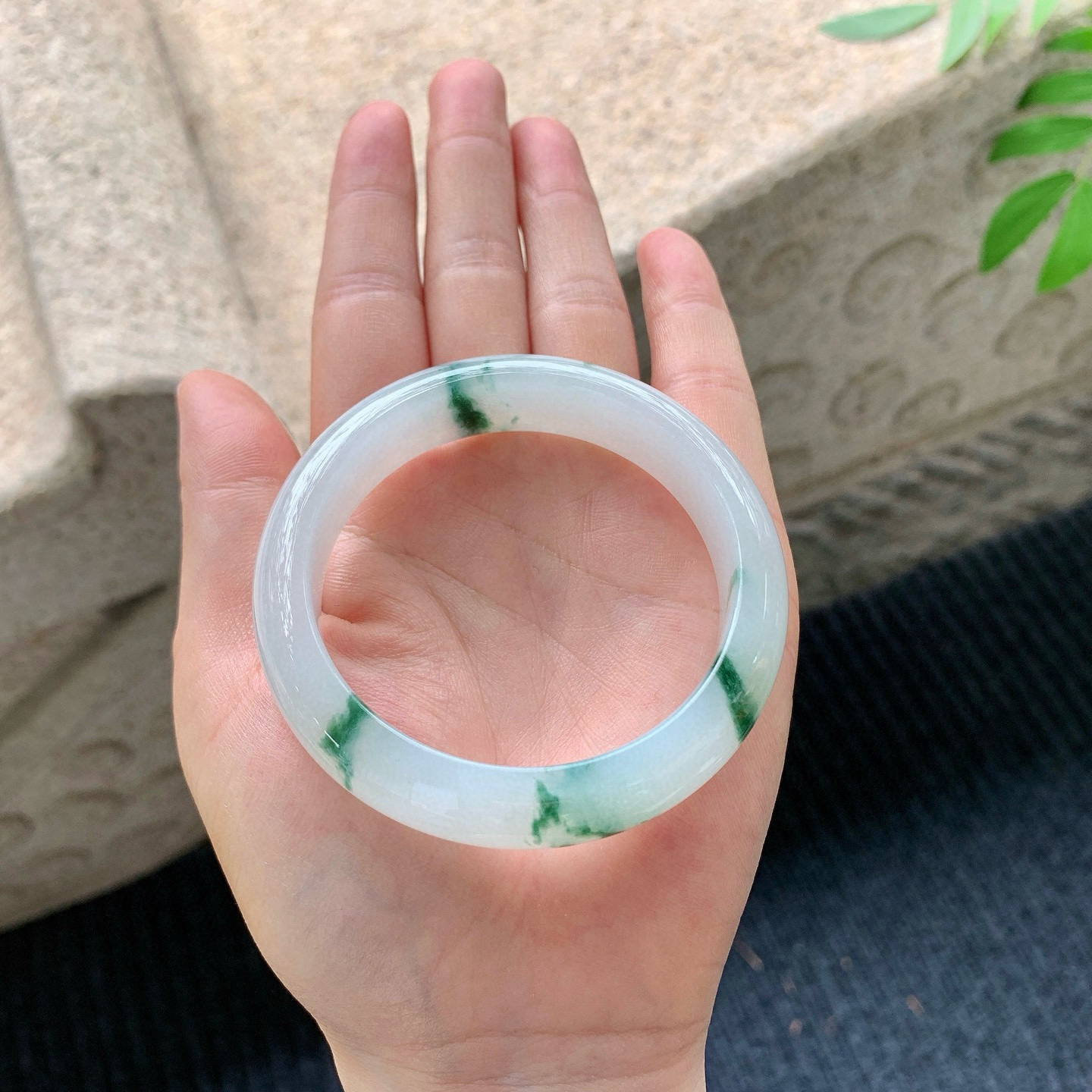 正圈53 54
【圈口】54/13.5/8.1
【描述】糯冰飘花，水润，种老，细腻，无纹裂！