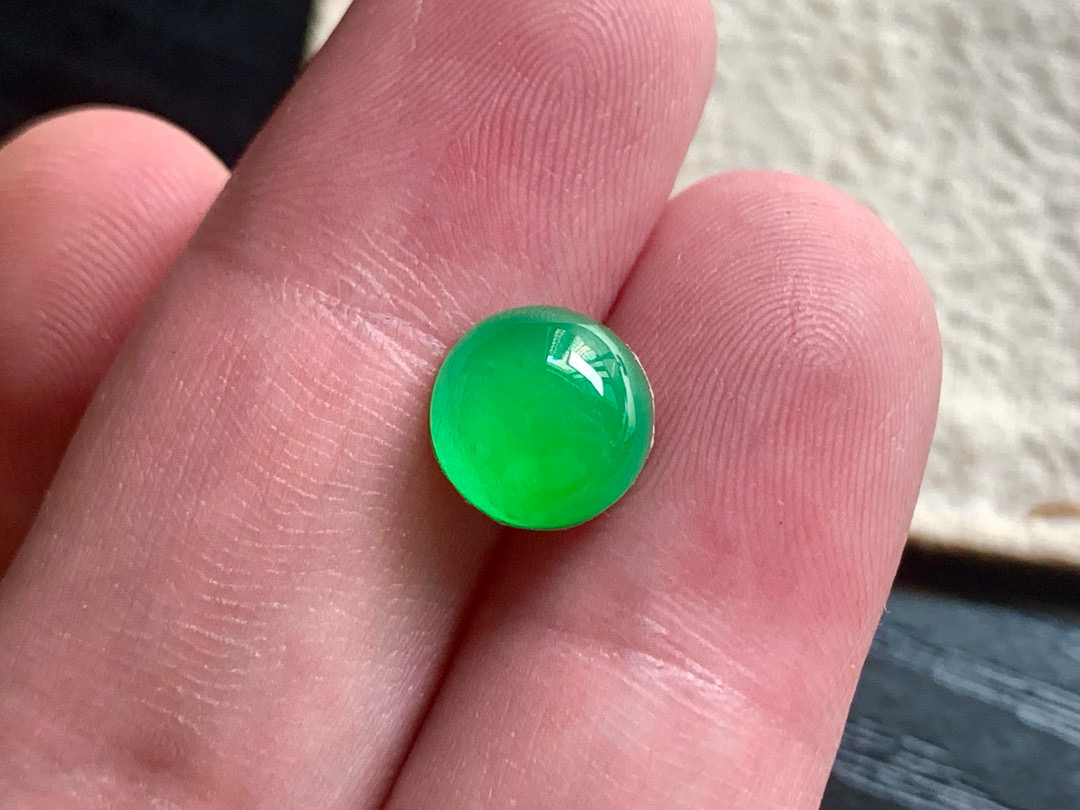 冰满色蛋面 色泽青翠漂亮，灵动无比，品相极佳，尺寸9.5*5