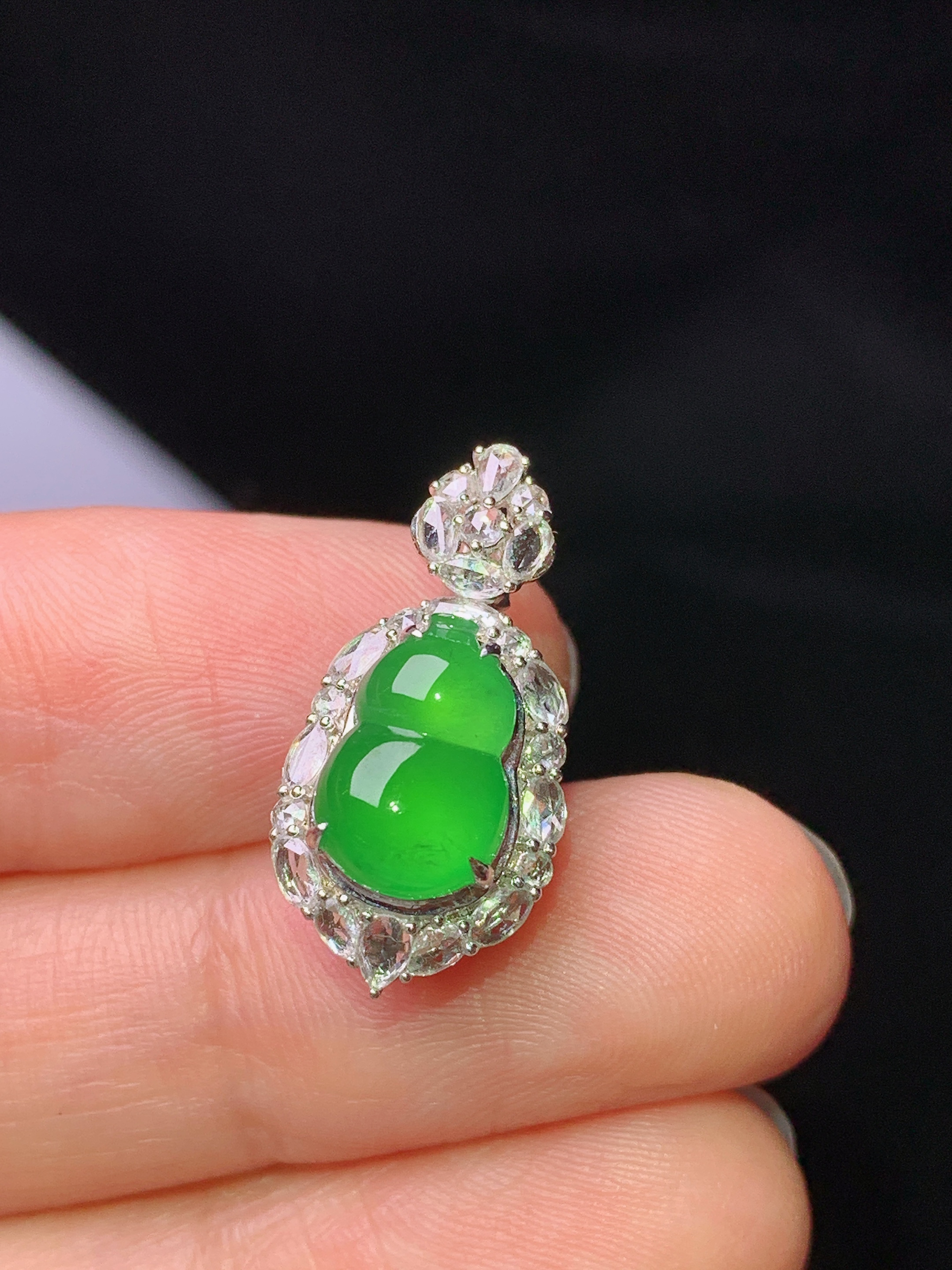 18k金钻镶嵌满绿葫芦吊坠 玉质细腻 色泽艳丽清新 水润亮眼 整体尺寸21.3*10.6*9.6y4