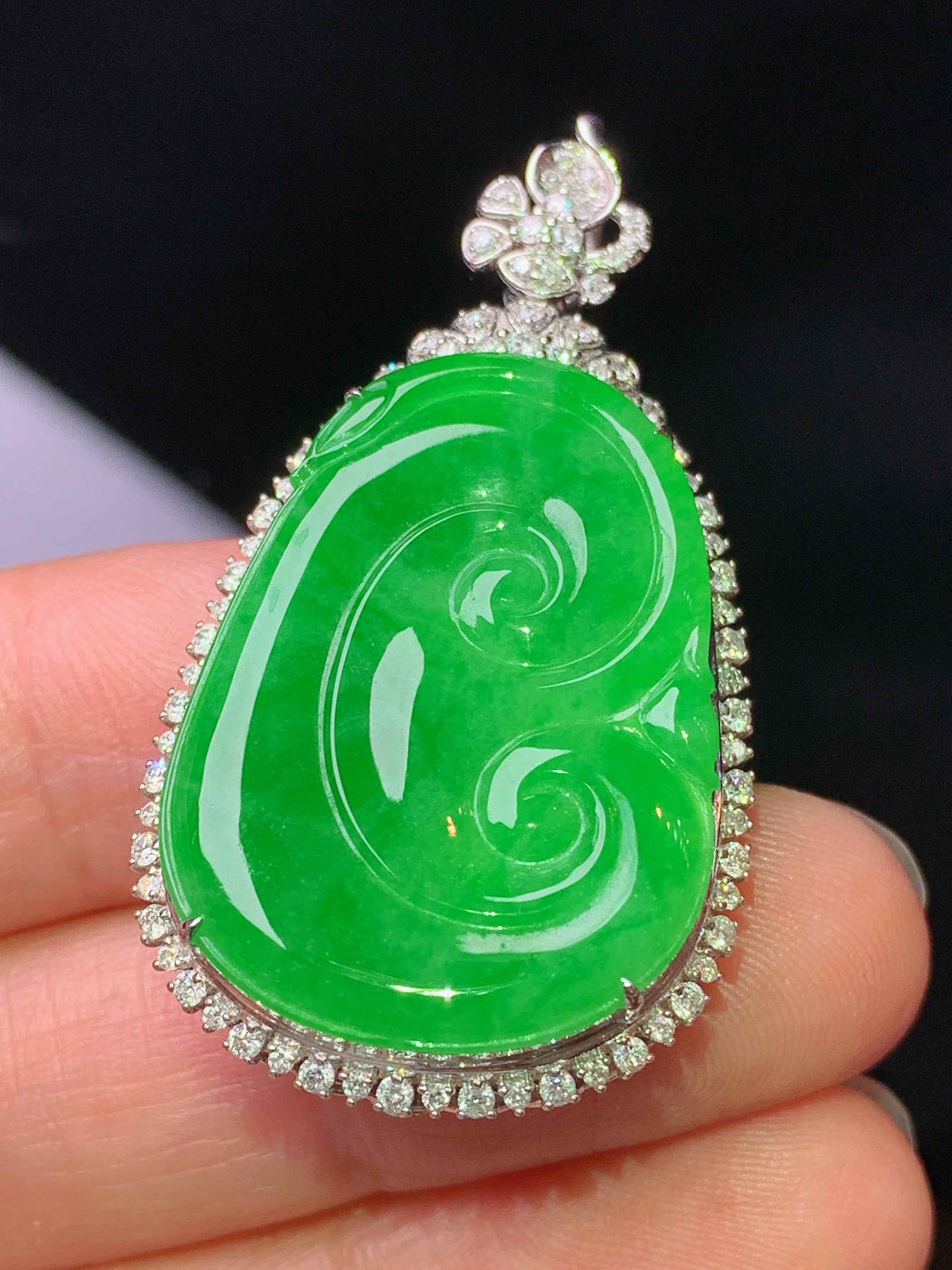 18k金钻镶嵌翠绿如意吊坠 玉质细腻 色泽艳丽清新 水润亮眼 整体尺寸40.5*22.6*10k1