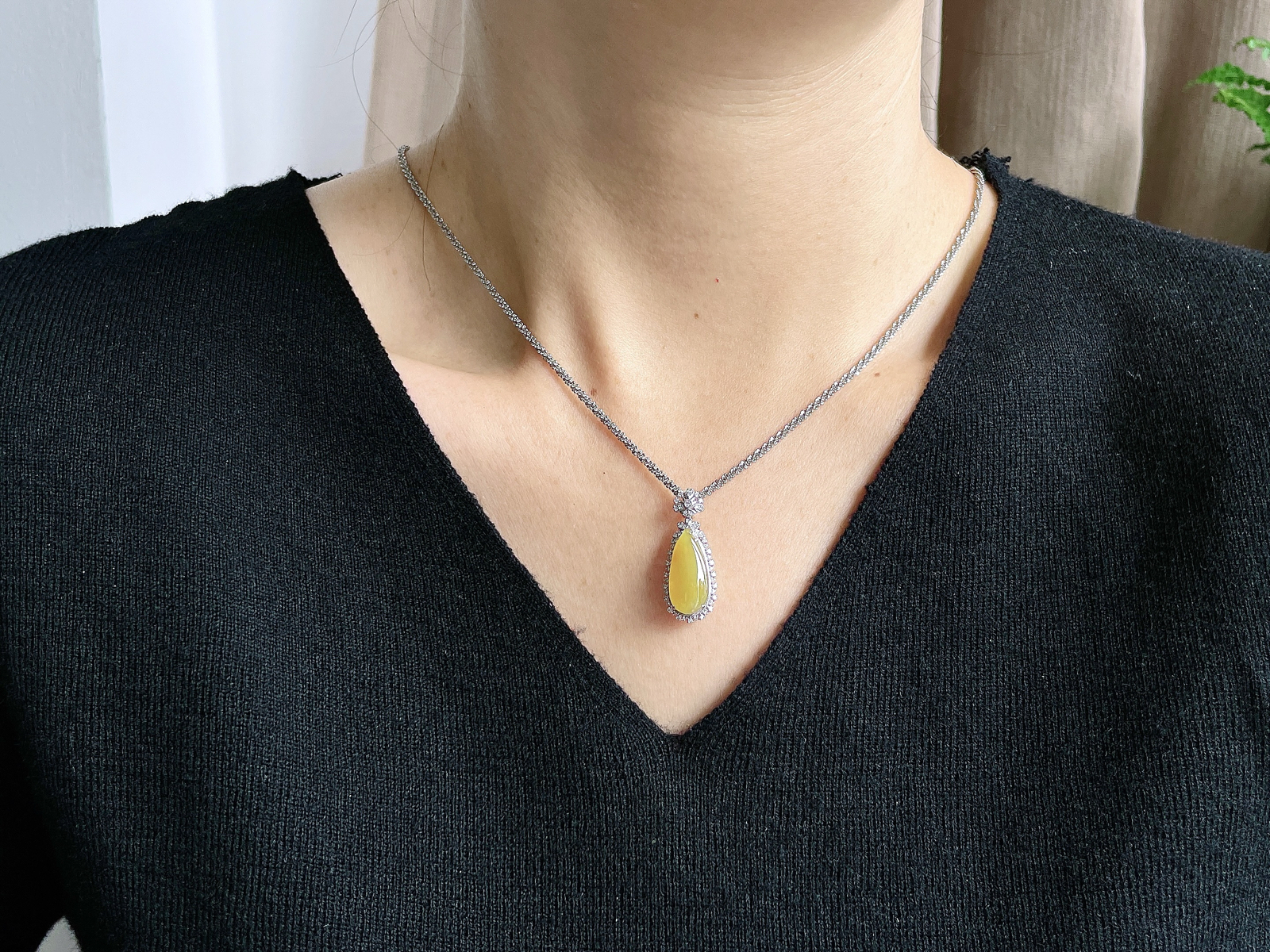 【镶嵌】冰黄翡福瓜吊坠  
【说明】缅料 18k金镶嵌 性价比高  
【整体】29.2-11.7-9
【裸石】18.7-8.5-3.8