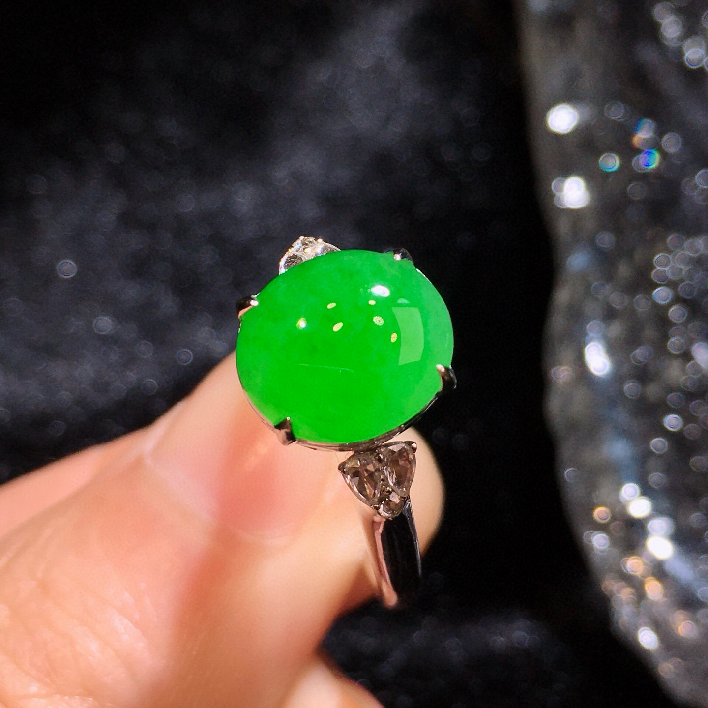 18K金镶嵌缅甸满绿翡翠蛋面戒指