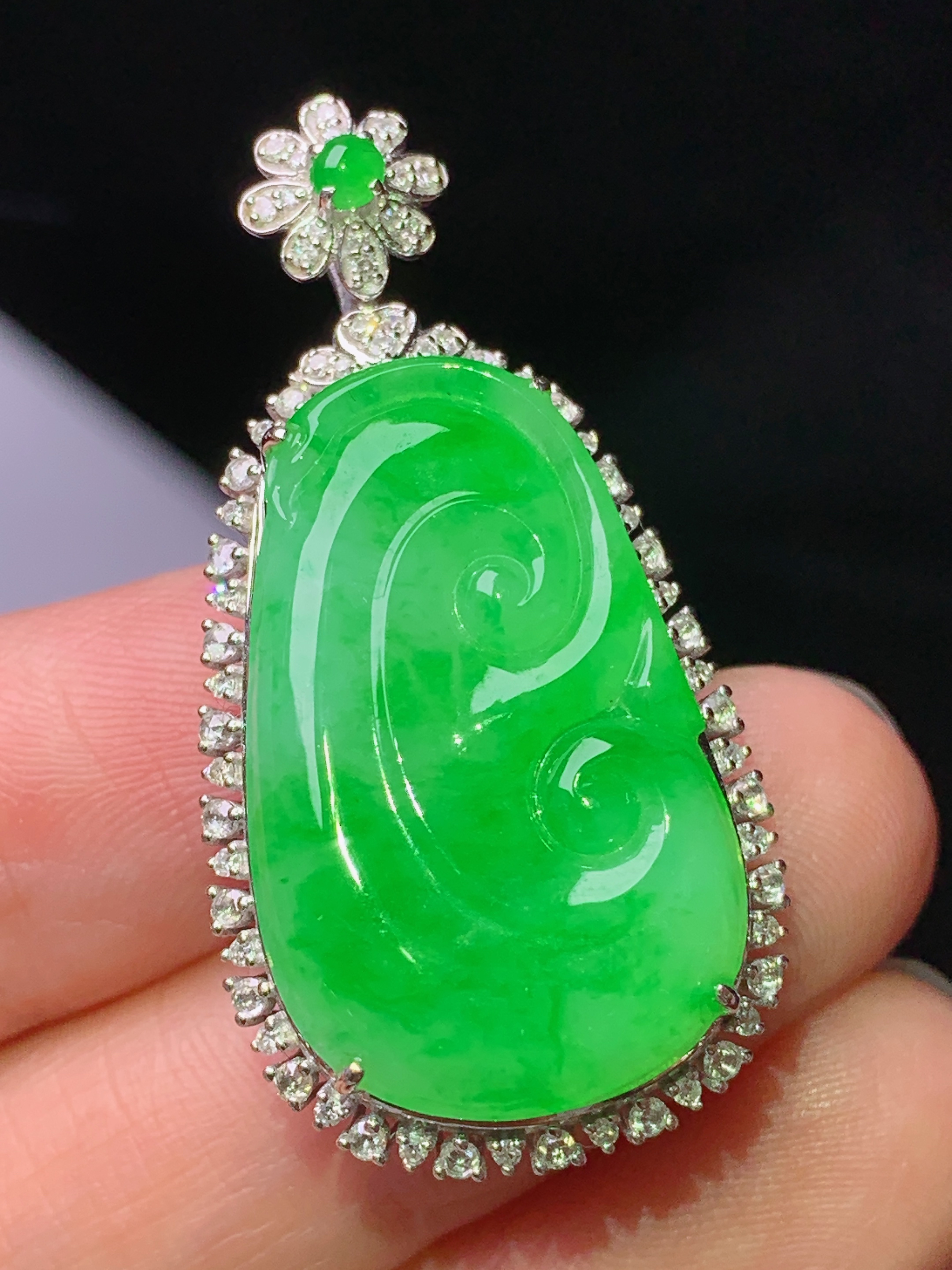 18k金钻镶嵌翠绿如意吊坠 玉质细腻 色泽艳丽清新 水润亮眼 整体尺寸38*19.2*9.3k1