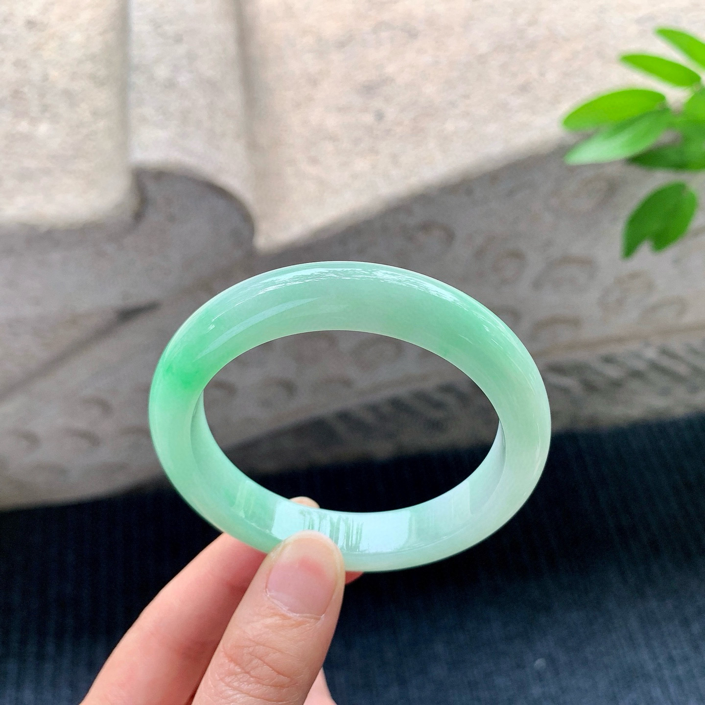 正圈53 54
【圈口】54.4/11.2/8
【描述】细糯飘绿，水润，种老，细腻，无纹裂！