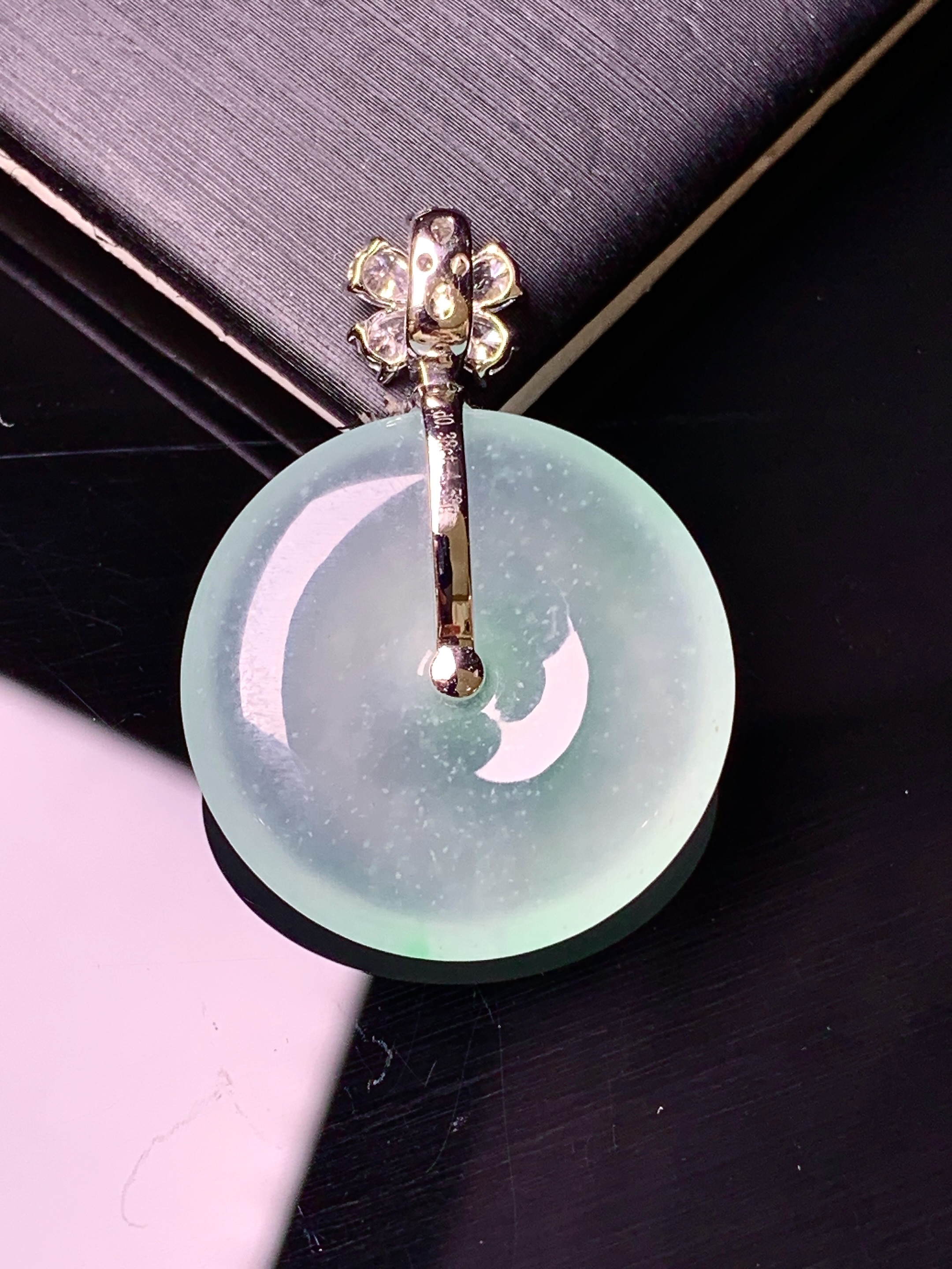 18k金钻镶嵌冰种平安扣吊坠 玉质细腻 色泽艳丽清新 水润亮眼 整体尺寸31*22*4.6m5