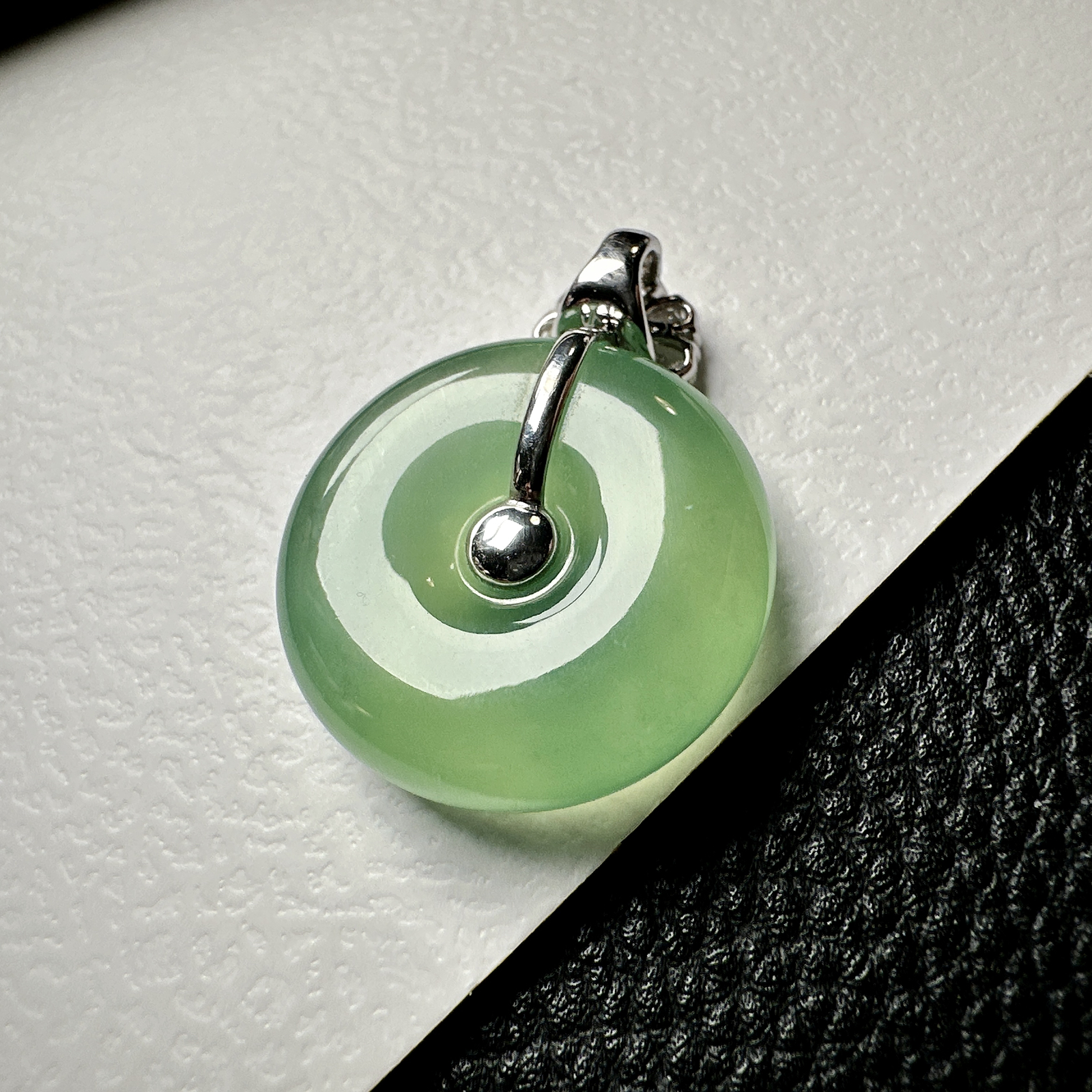 【冰种晴绿平安扣】质地细腻，品质很好，冰感十足，胶感明显，收藏品质，18k金钻镶嵌，裸石尺寸21.8*6.8毫米