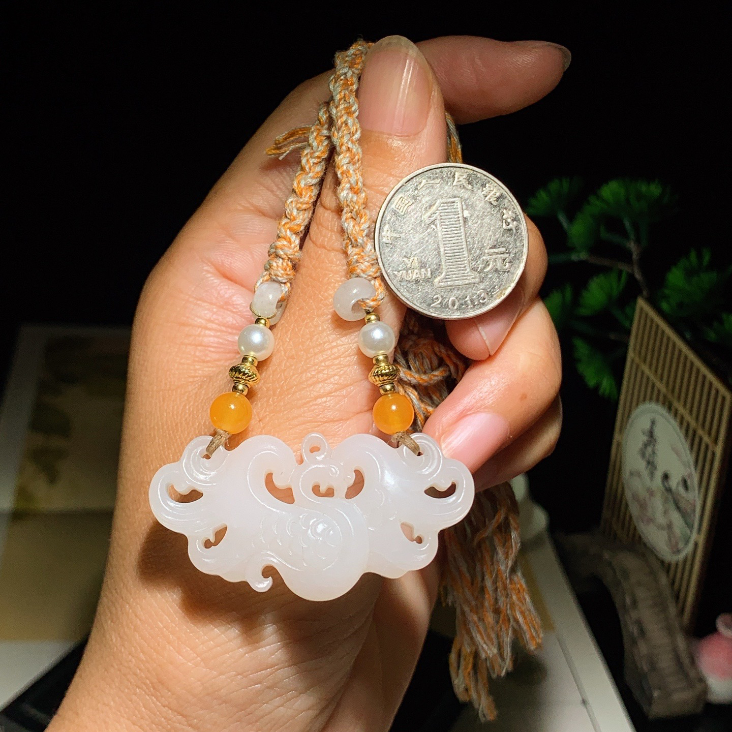 和田玉白玉仿古风挂件。尺寸24/48/11重22.5克 玉质细腻油润 底色纯净 脂粉好，品质好。lt260402