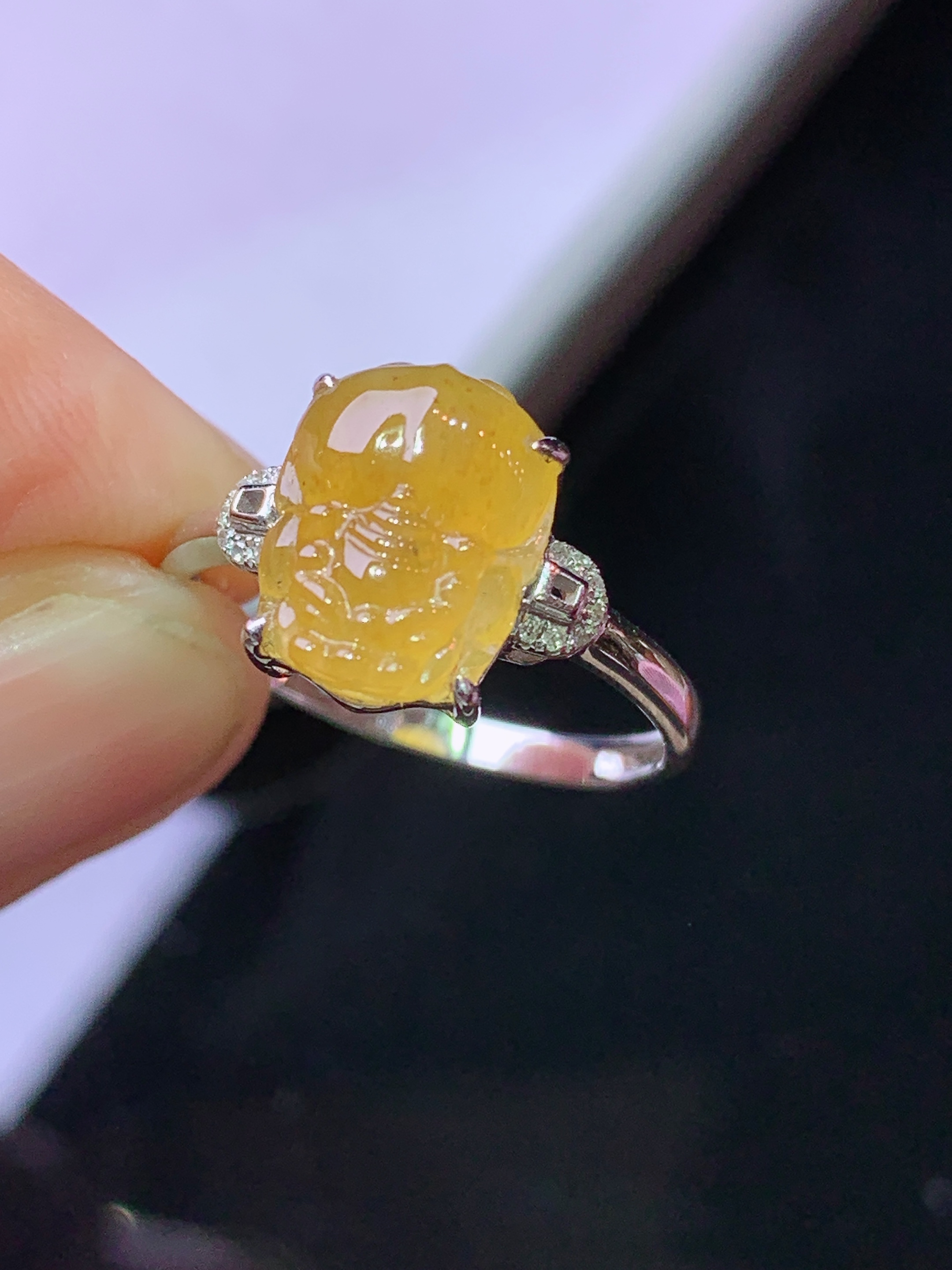 18k金钻镶嵌黄翡貔貅戒指 玉质细腻 色泽艳丽清新 水润亮眼 圈口14 裸石尺寸10.8*8.3*3.3