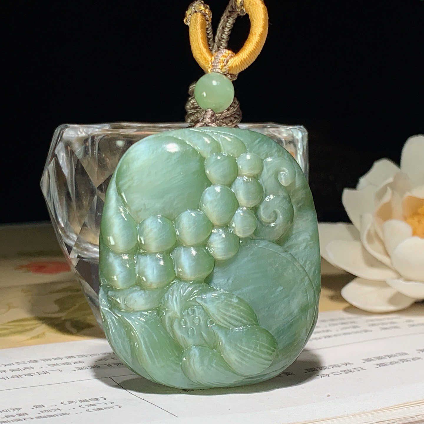 和田玉俄罗斯碧玉粉青猫眼观音挂件。尺寸51/43/19重69.8克 玉质细腻油润。手推出油。品相大气 lt260402