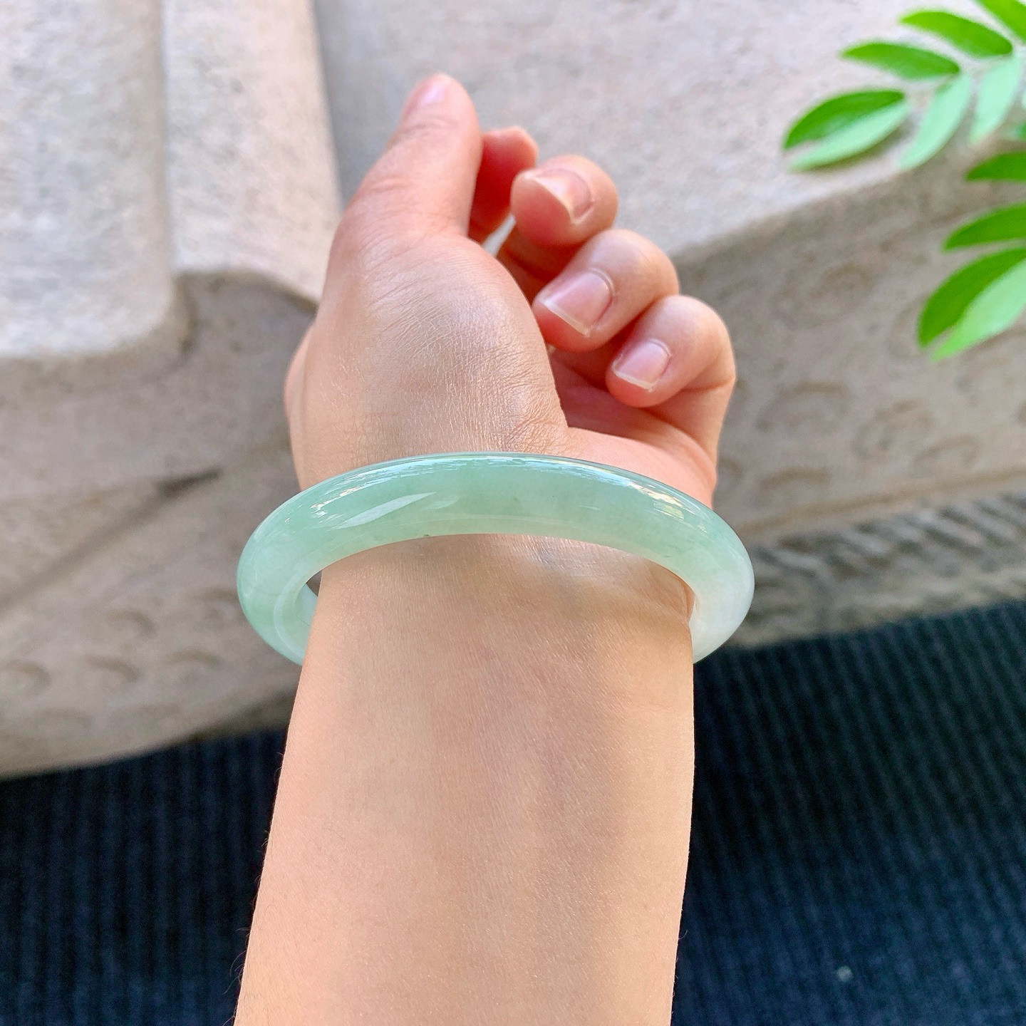 贵妃53 54
【圈口】54/48/9.2/7.4
【描述】糯冰晴绿，水润，种老，细腻，无纹裂！