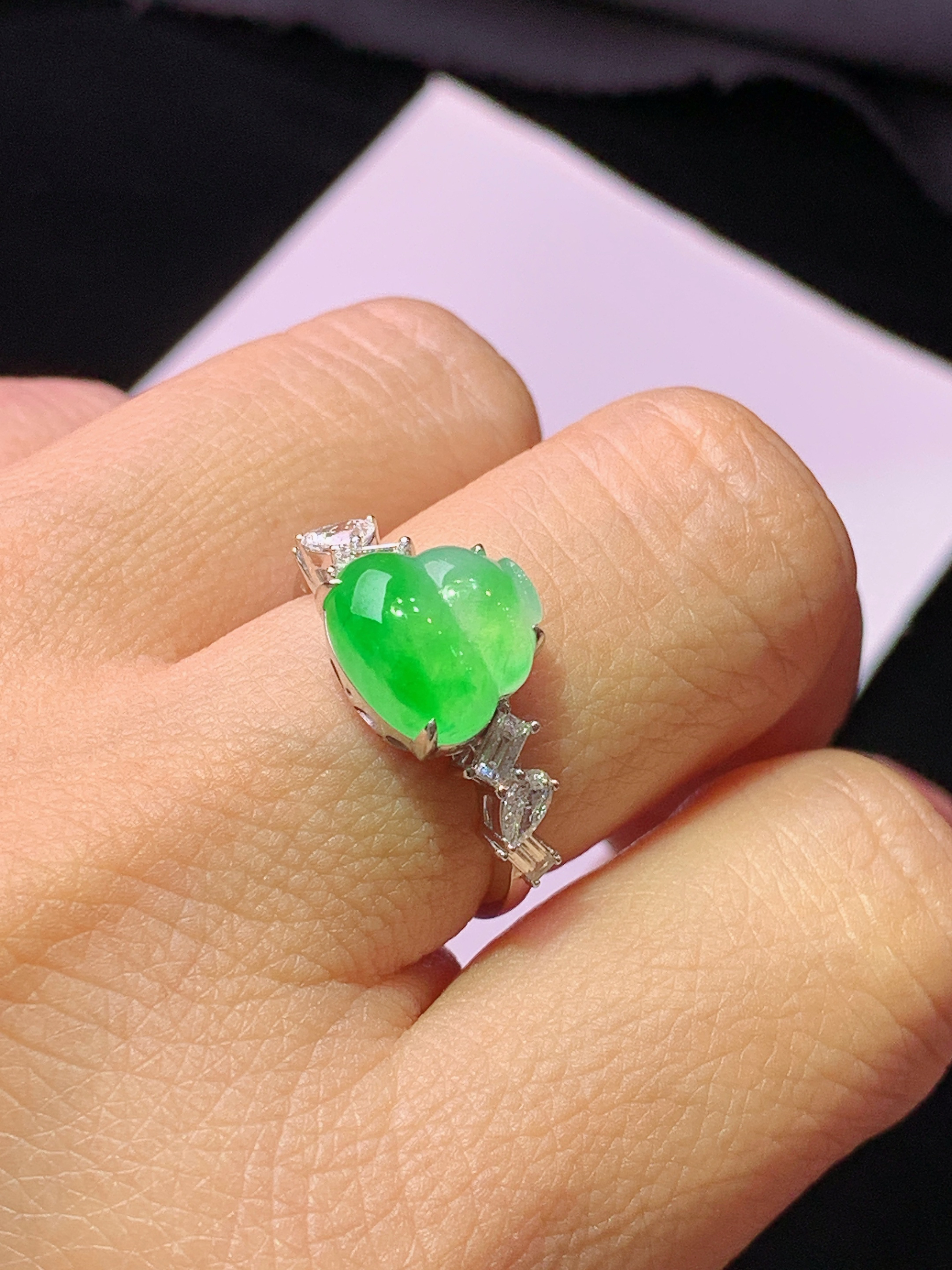 18k金钻镶嵌翠绿葫芦戒指 玉质细腻 色泽艳丽清新 水润亮眼 圈口14 裸石尺寸9.5*10*4m5