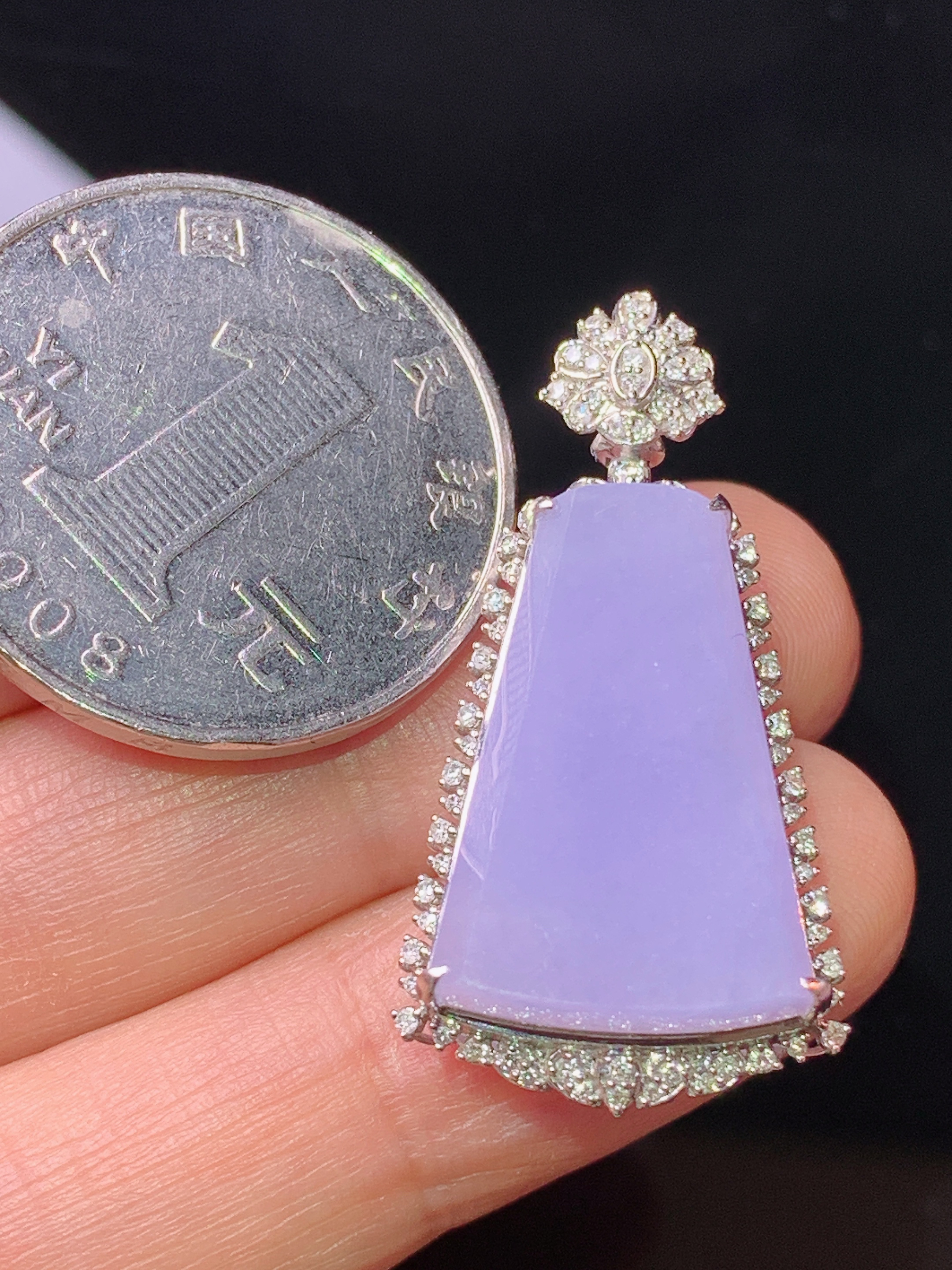 18k金钻镶嵌紫罗兰无事牌吊坠 玉质细腻 色泽艳丽清新 水润亮眼 整体尺寸33.3*17.2*10y4