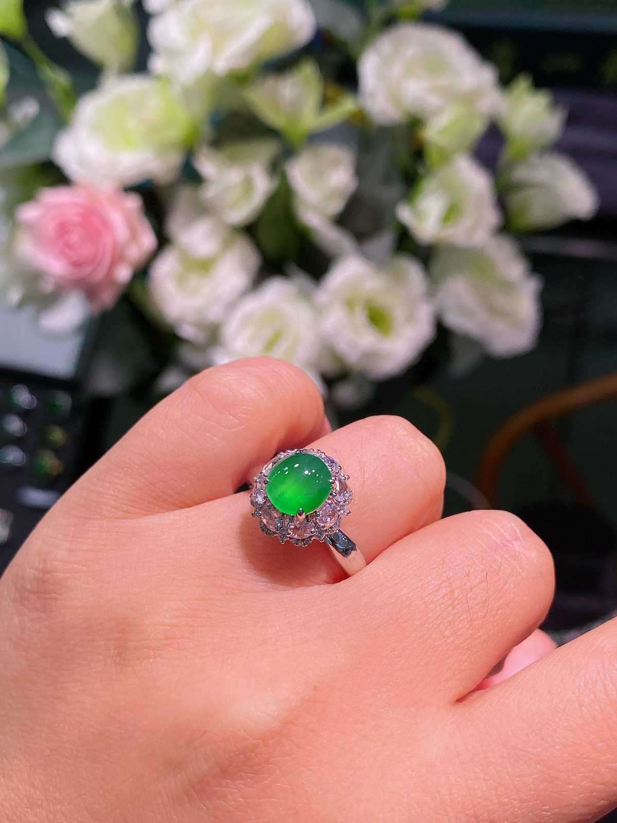 缅甸满绿翡翠蛋面戒指
18K重金豪华镶嵌