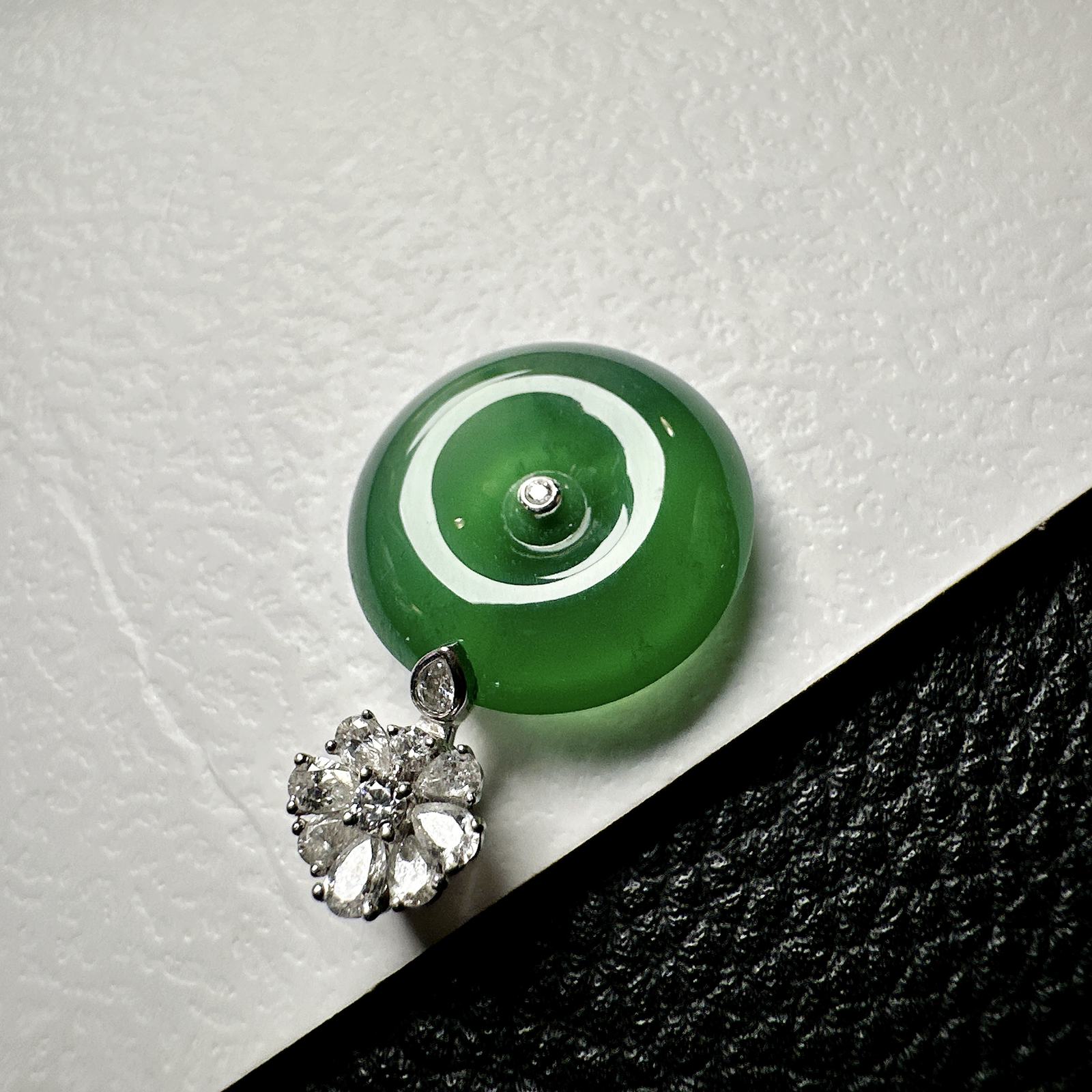 【冰种晴绿平安扣】质地细腻，品质很好，冰感十足，胶感明显，收藏品质，18k金钻镶嵌，裸石尺寸15.8*4.8毫米