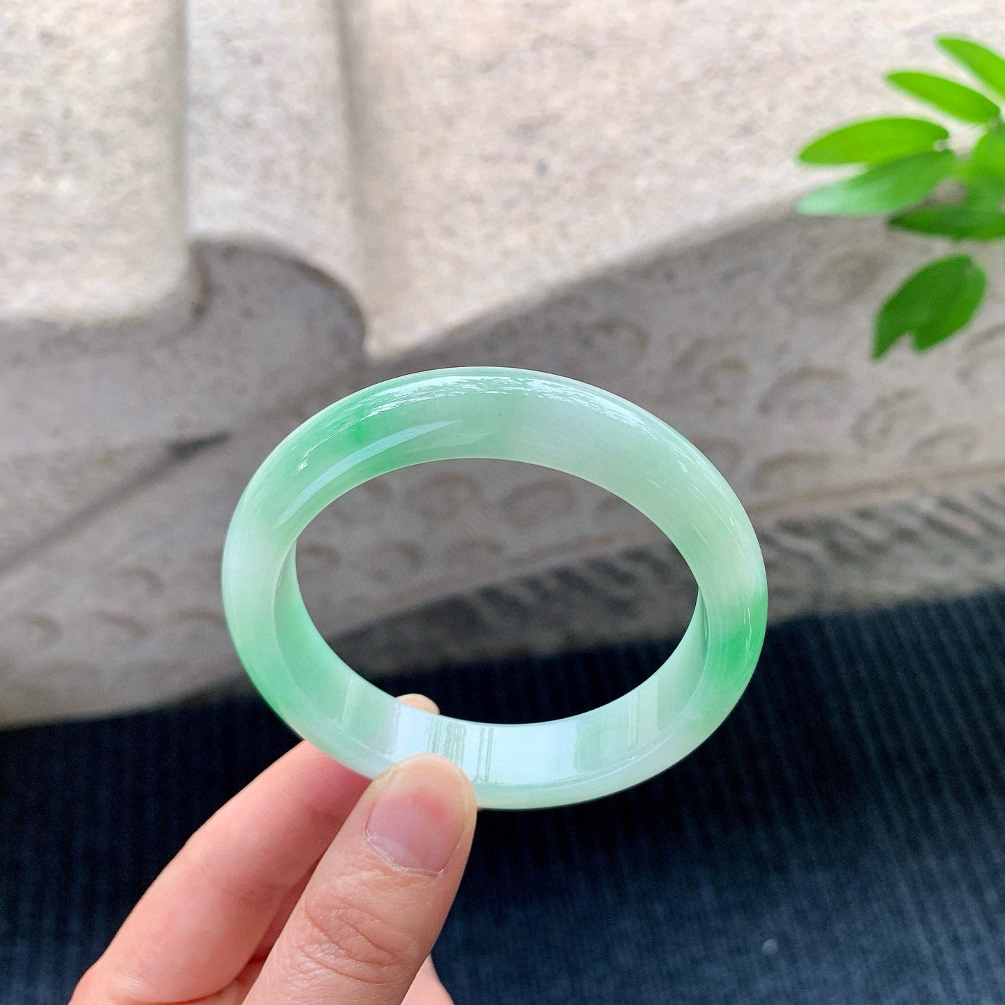 正圈54 55
【圈口】55.4/13.2/8
【描述】飘绿，水润，种老，细腻，无纹裂！