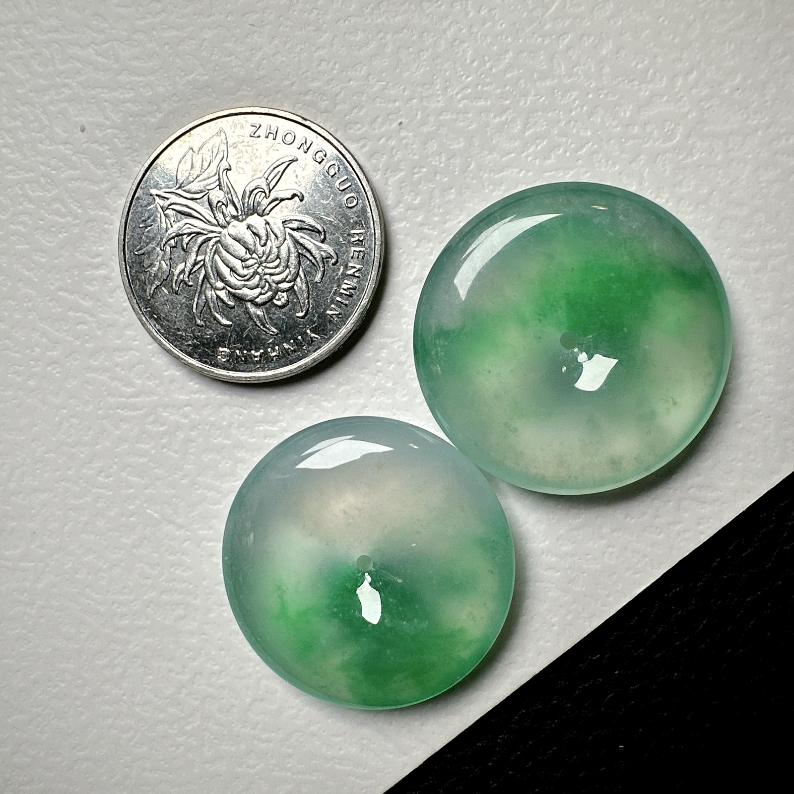 【冰种飘绿平安扣一对】质地非常细腻干净，冰润十足，种老冰透，收藏品质