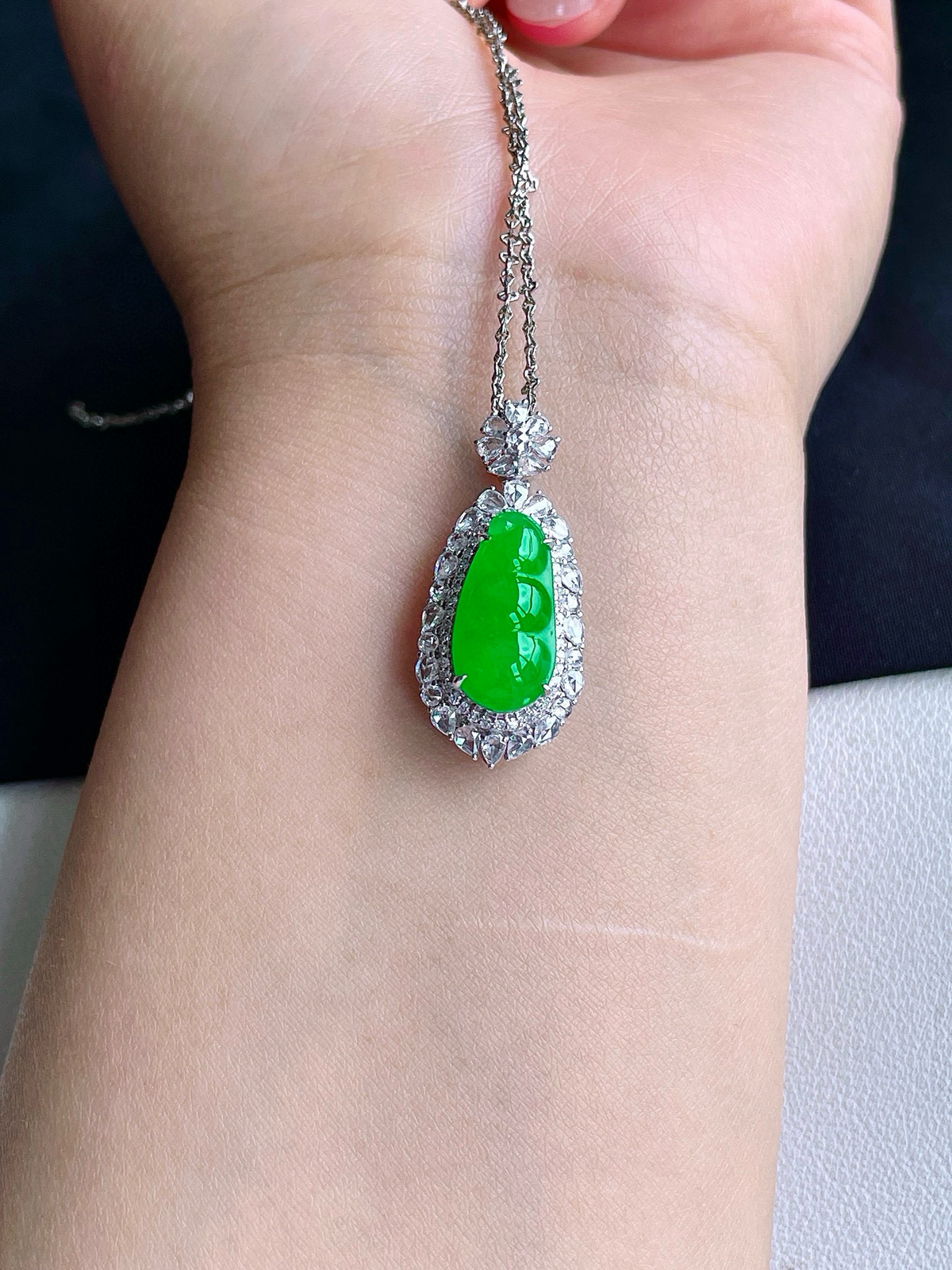 【镶嵌】高冰阳绿豆子阳绿福豆吊坠  
【说明】缅料 18k金镶嵌 性价比高  
【整体】32.5-14.3-11.8
【裸石】17-8.6-3.8