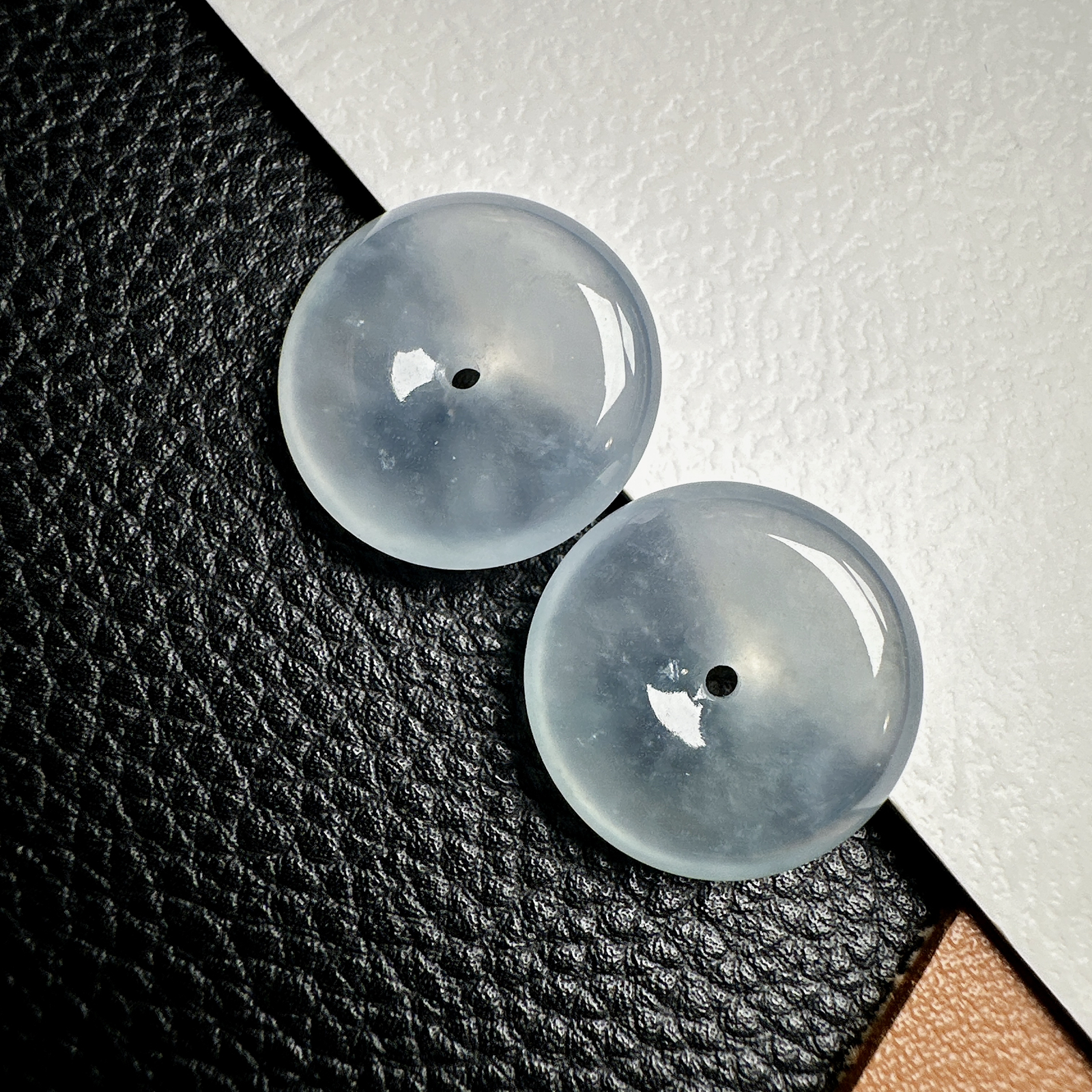 【冰种平安扣一对】质地细腻冰润，品质很好，冰感十足，胶感明显，收藏品质。