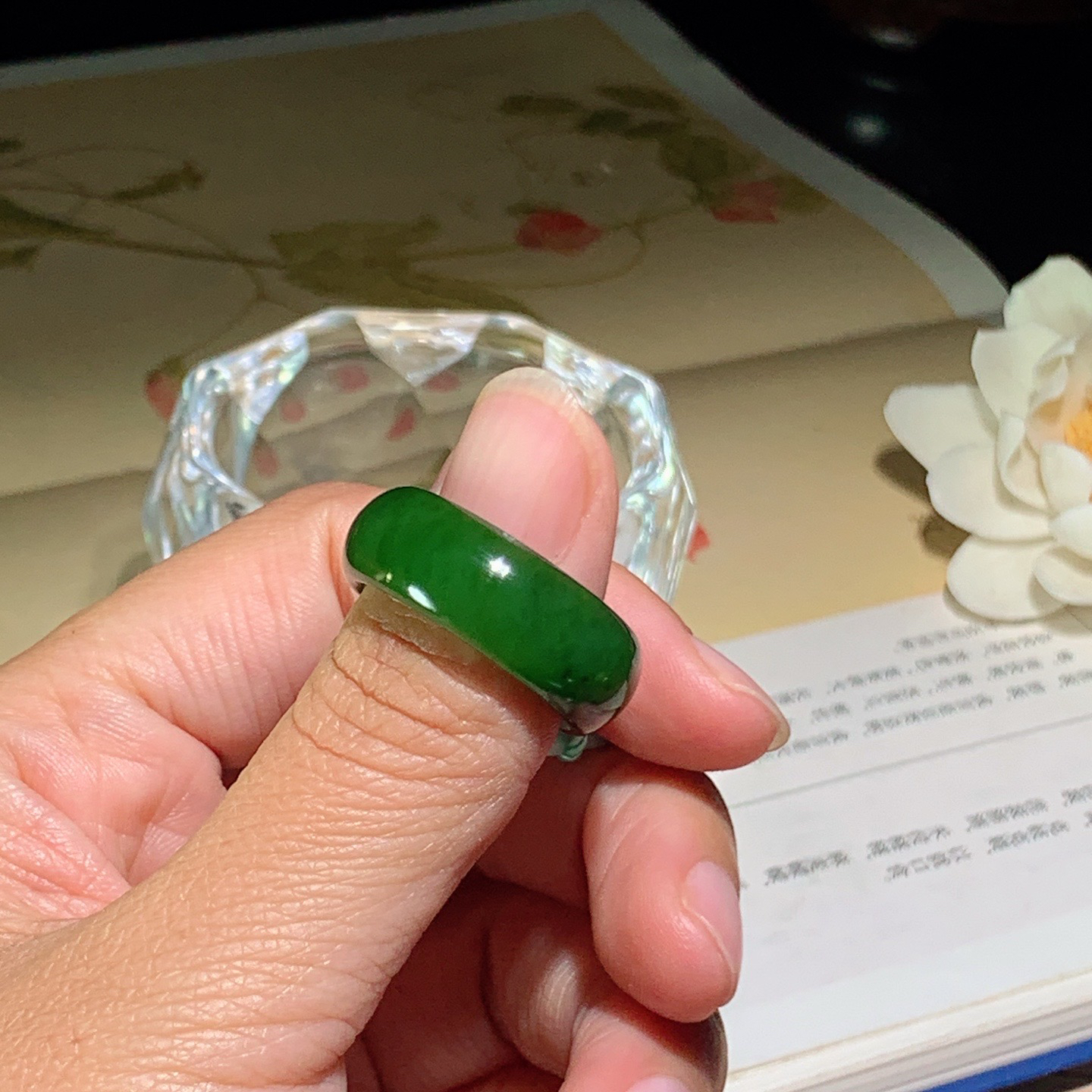 和田玉阳绿俄罗斯碧玉扳指挂件 内径18尺寸9/4！玉质细腻油润 底色纯净 脂粉好，品质好。lt260402