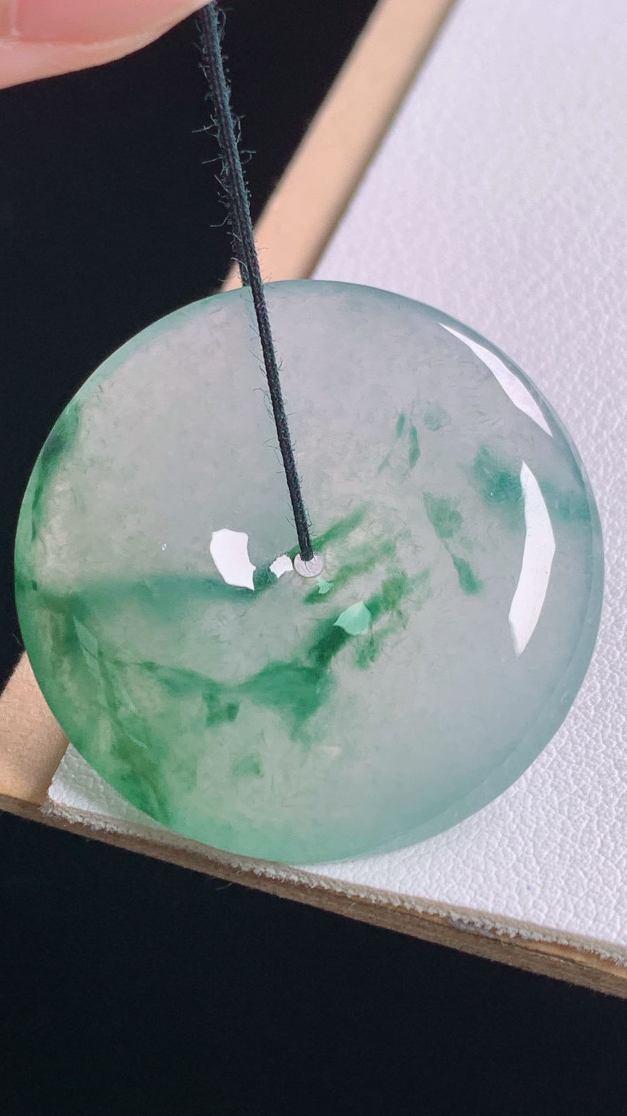 冰飘花平安扣
花色灵动，胶感十足
尺寸:32.3-5.8mm