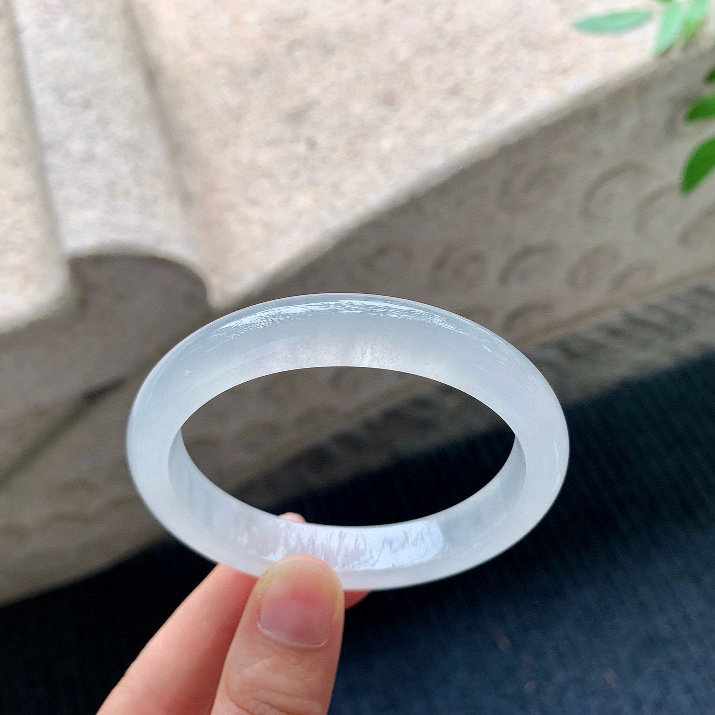 贵妃54 55
【圈口】55/47.7/10.5/7.2
【描述】白冰，水润，种老，细腻，无纹裂！