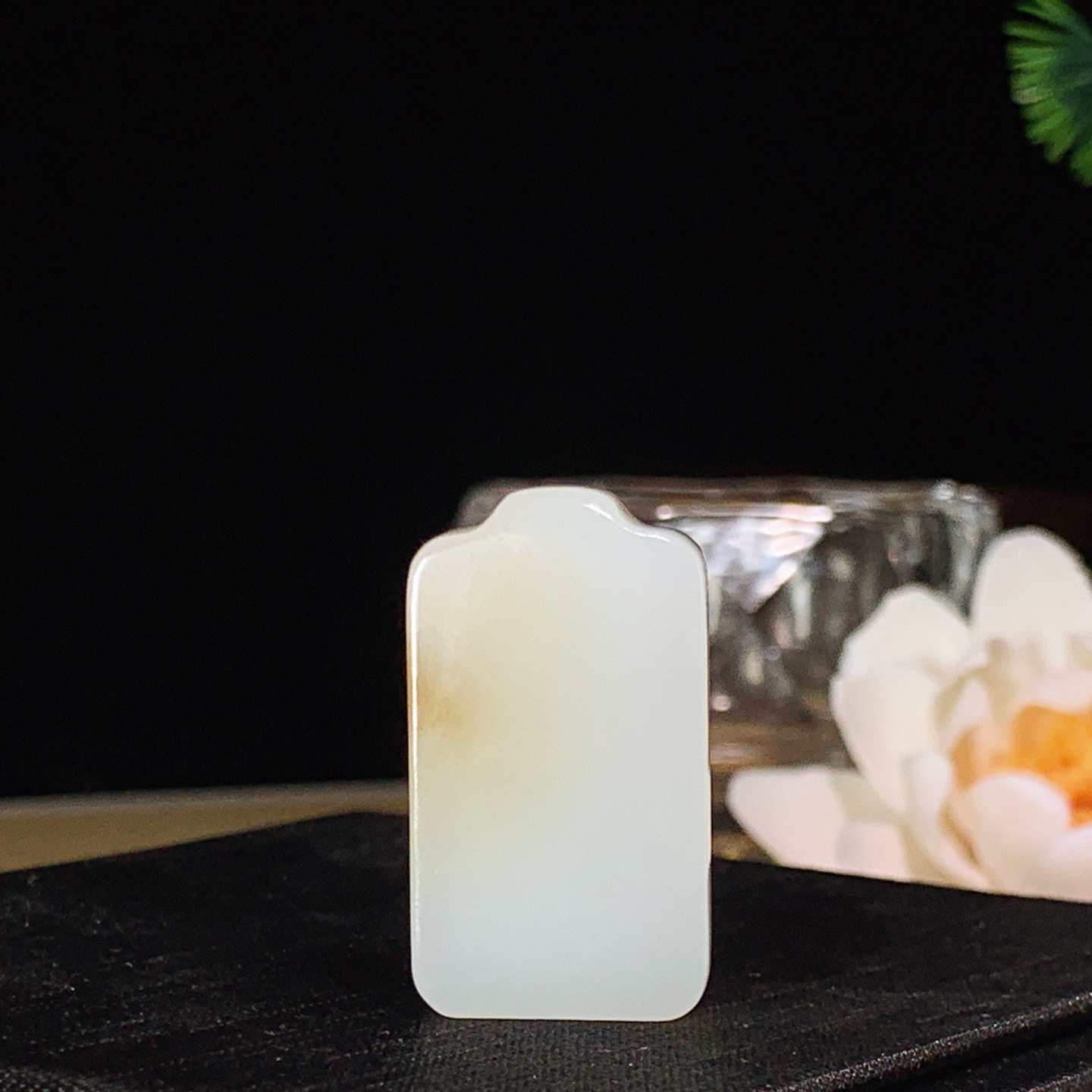 新疆和田玉且末糖平安无事牌挂件。尺寸32/18/8重13.2克 玉质细腻油润 底色纯净 脂粉好，品质好。lt260402