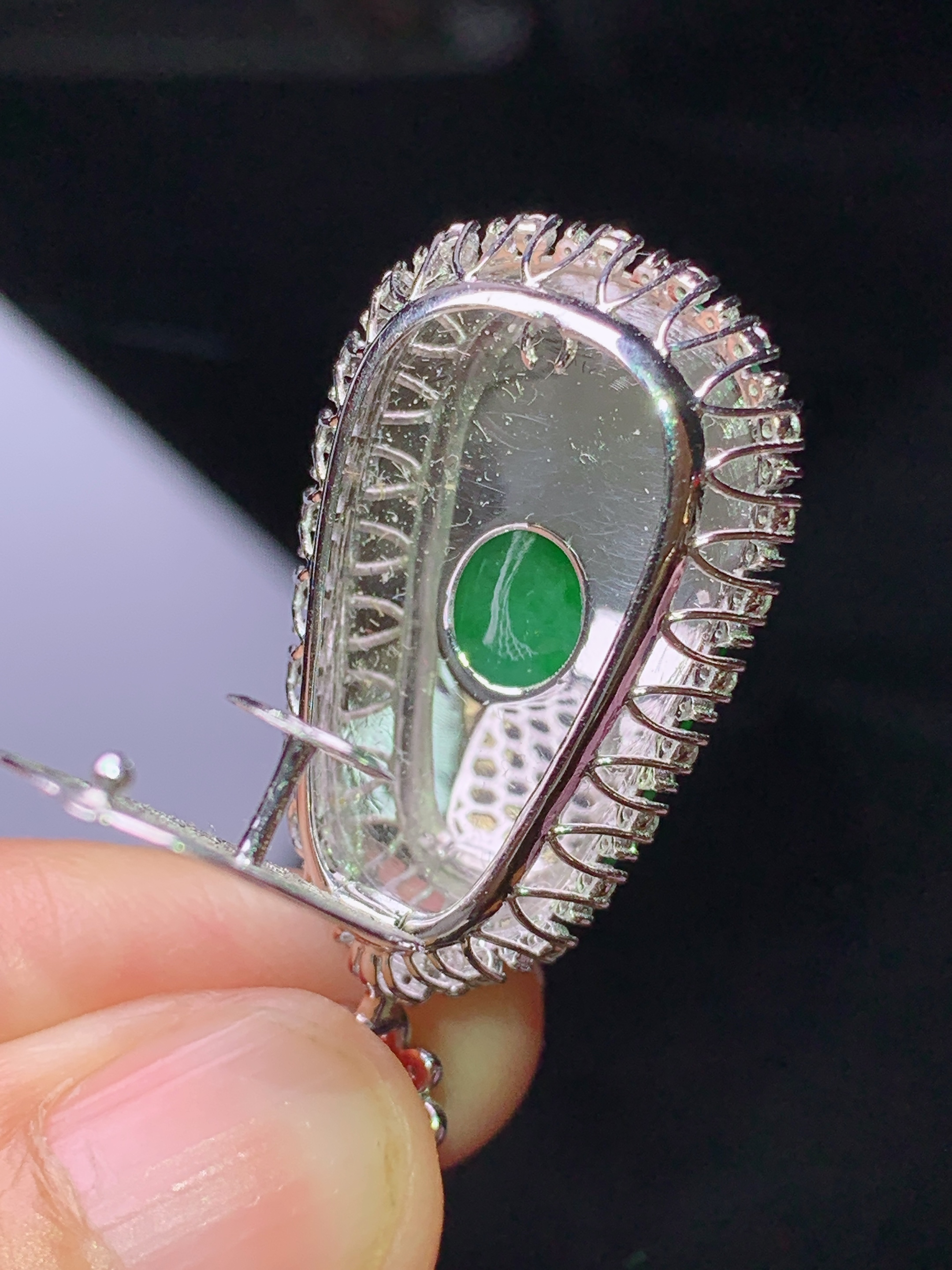 18k金钻镶嵌翠绿如意吊坠 玉质细腻 色泽艳丽清新 水润亮眼 整体尺寸38*19.2*9.3k1