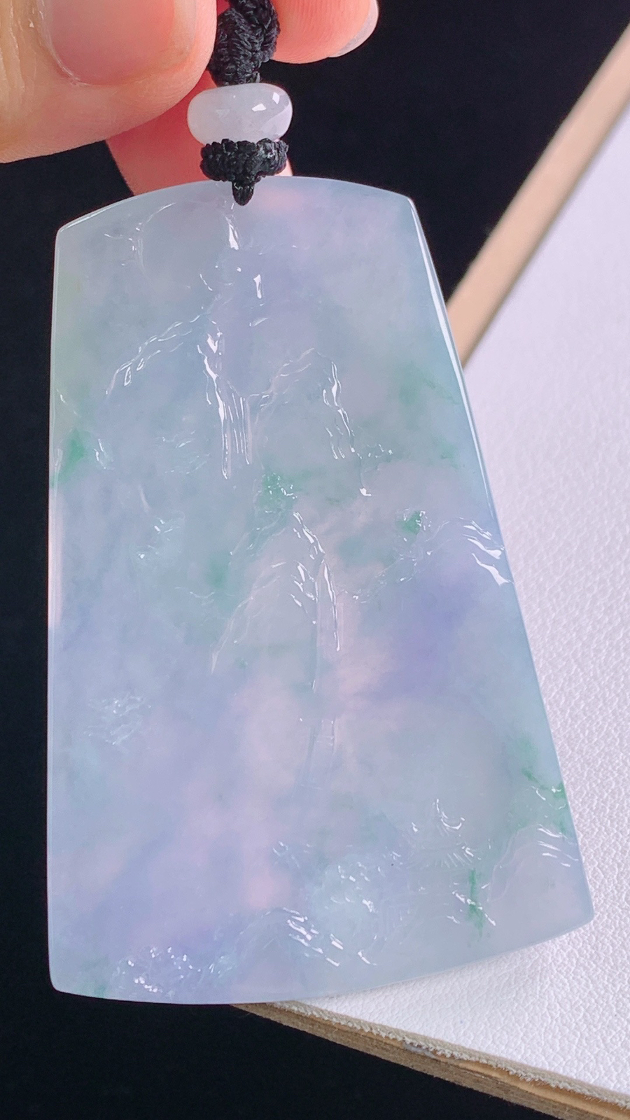 冰紫山水牌
紫气东来，底子细腻
尺寸:66.5-60.1-40.1-5.7mm